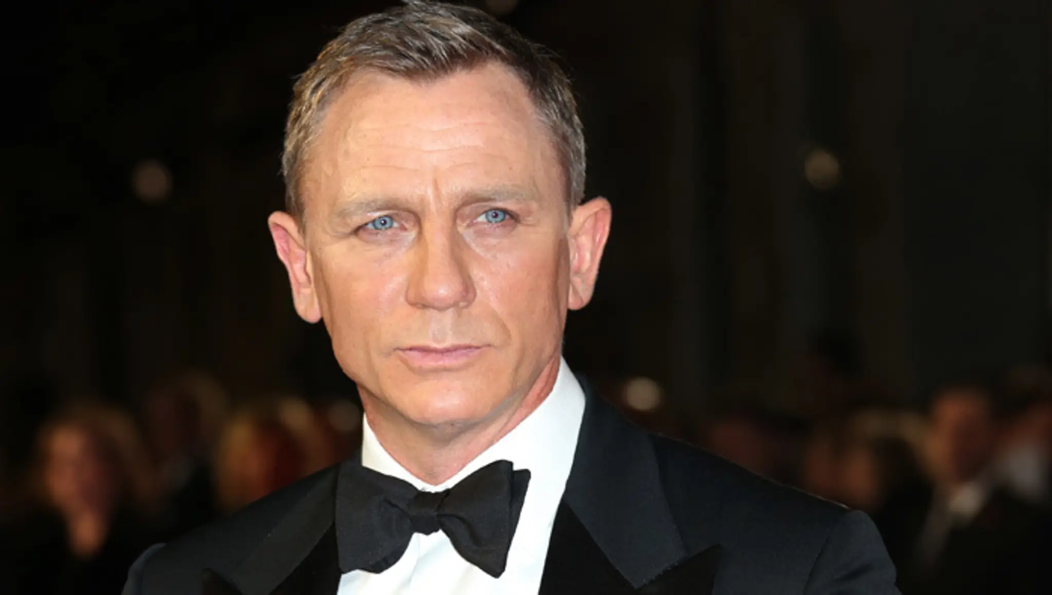 Na snímke britský herec Daniel Craig pózuje fotografom počas príchodu na svetovú premiéru najnovšieho filmu o Jamesovi Bondovi.