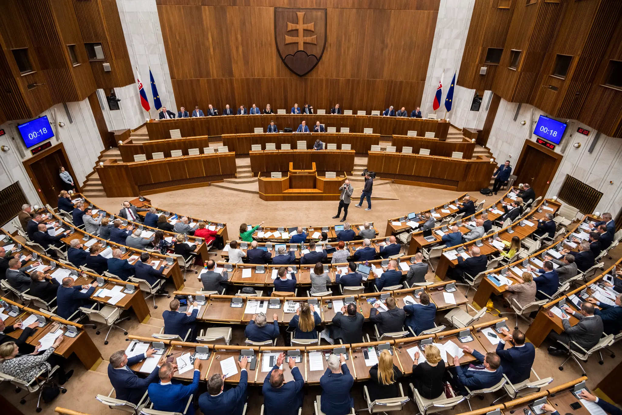 Na snímke je schôdza parlamentu.
