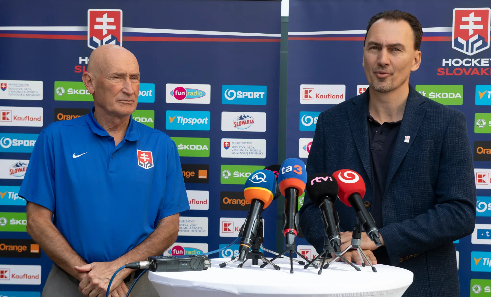Na snímke zľava tréner slovenskej hokejovej reprezentácie Craig Ramsay a vpravo prezident Slovenského zväzu ľadového hokeja (SZĽH) Miroslav Šatan.