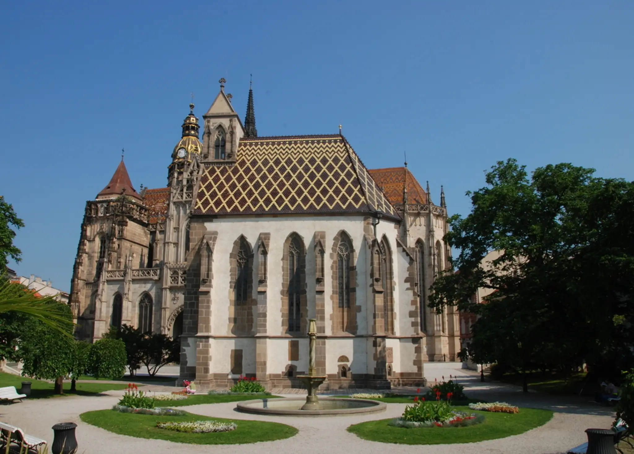 Bočný pohľad na Dóm. sv. Alžbety v Košiciach.