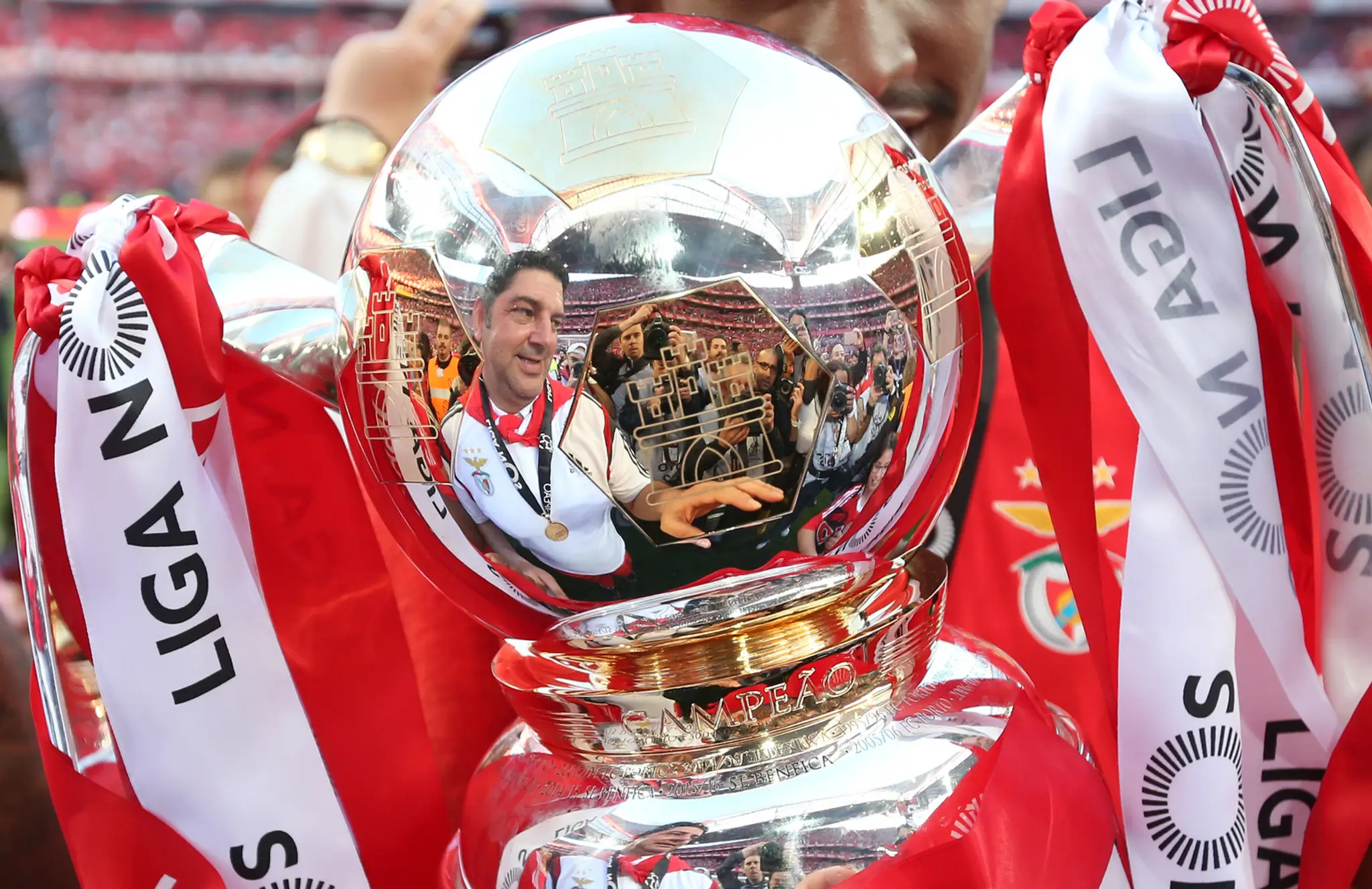 Tréner Benficy Lisabon Rui Vitoria sa odráža na trofeji počas osláv titulu po záverečnom 34. kole portugalskej futbalovej ligy.