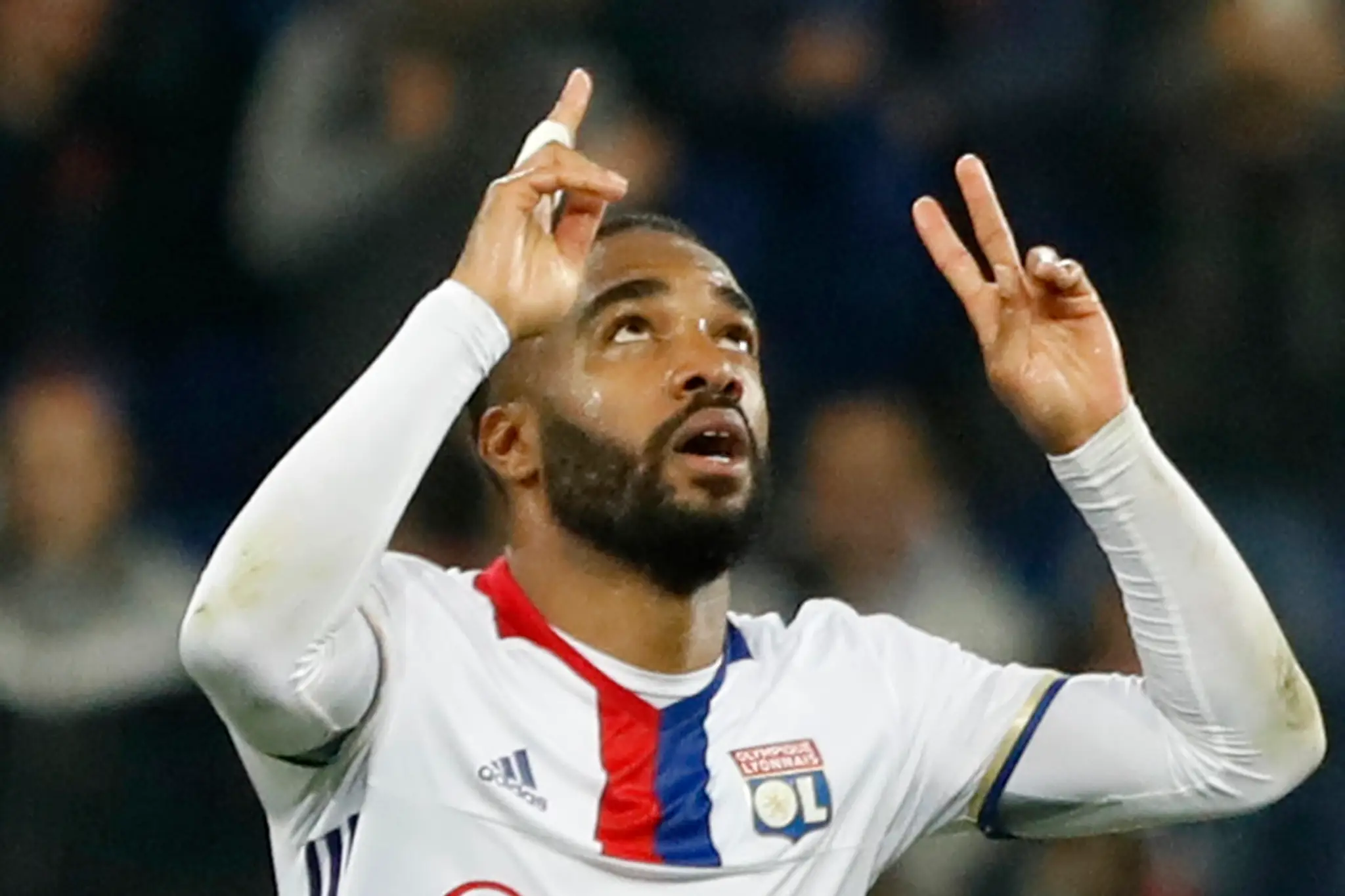 Alexandre Lacazette z Lyonu oslavuje gól proti Ajaxu v odvete semifinále EL.