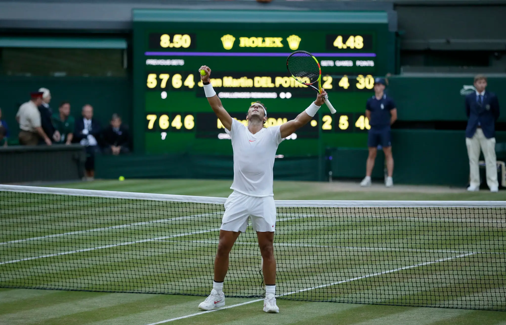 Rafael Nadal sa teší z postupu do semifinále na turnaji vo Wimbledone.