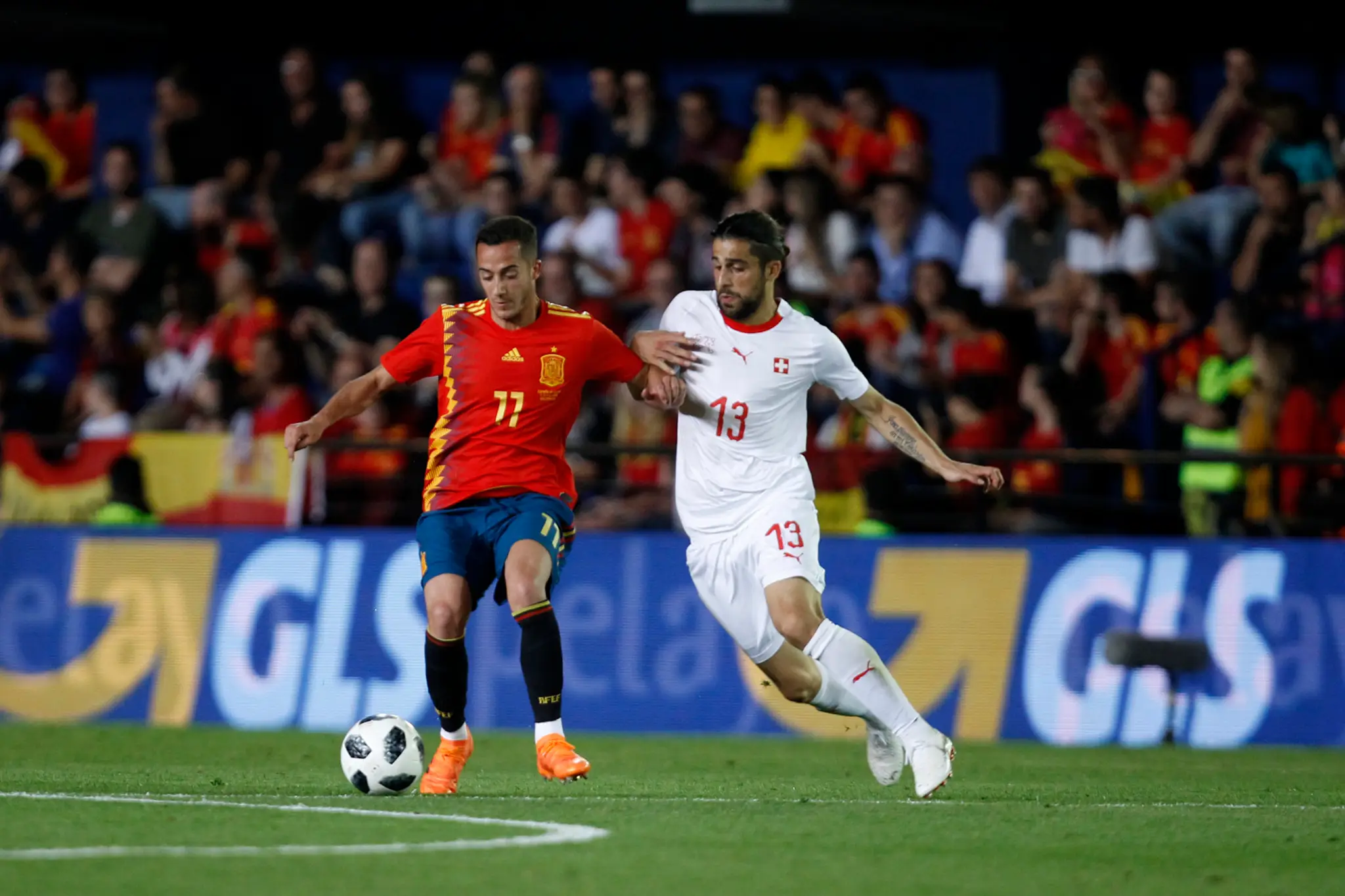 Lucas Vazquez (Španielsko) v súboji o loptu s Ricardom Rodriguezom (Švajčiarsko).