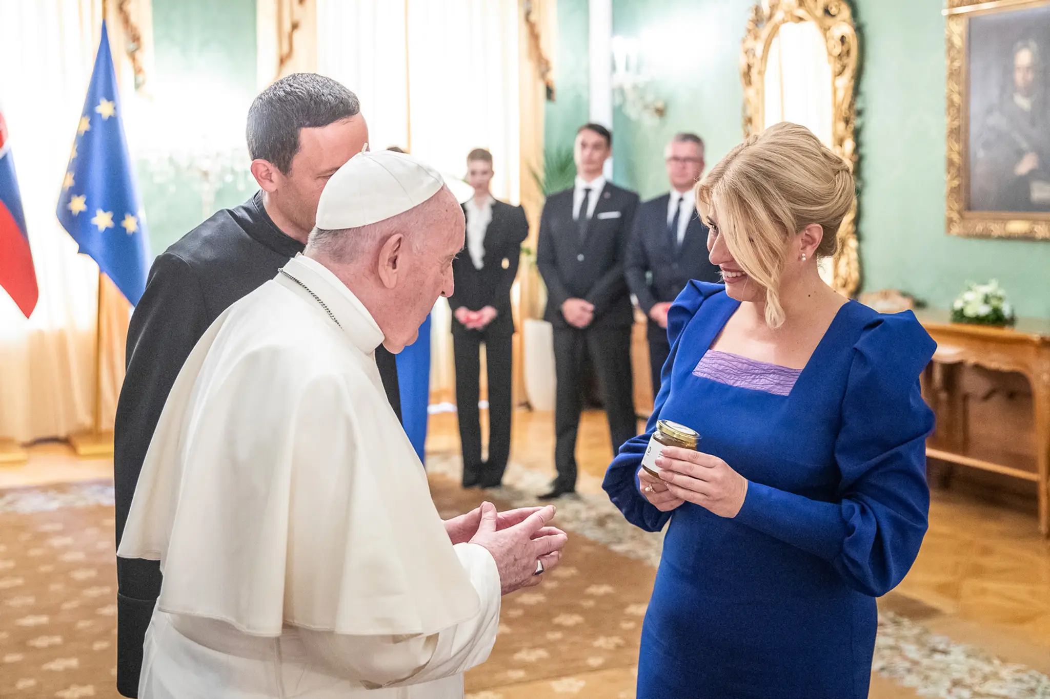 Zuzana Čaputová odovzdáva pápežovi med z Prezidentskej záhrady.