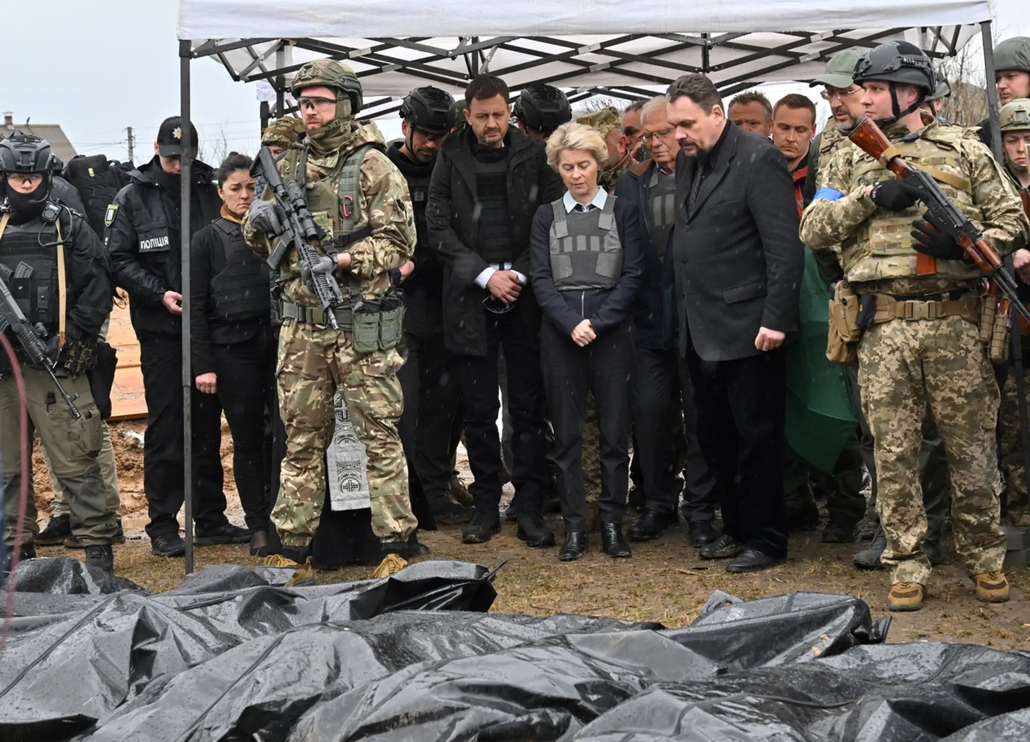 Masový hrob v ukrajinskom meste Buča si prišli pozrieť osobne.