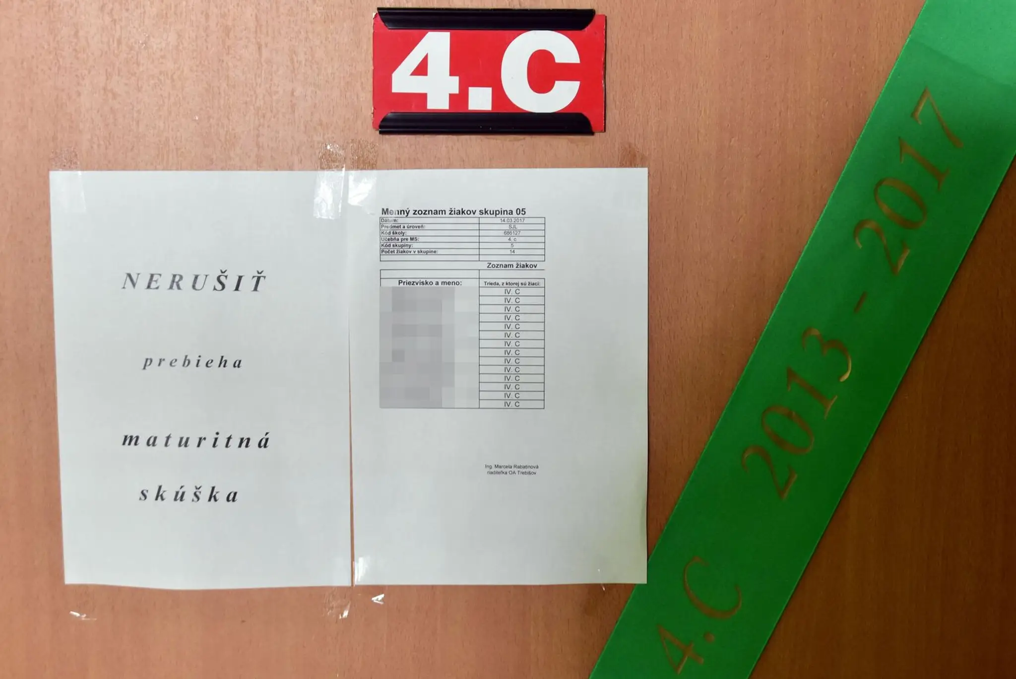 Dvere triedy 4.C na Obchodnej akadémii v Trebišove počas maturitnej skúšky.
