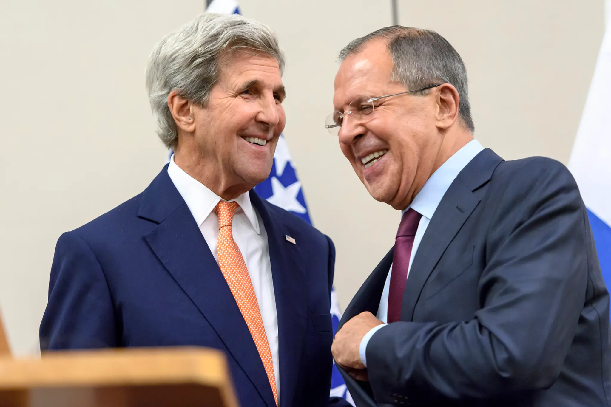 Americký minister zahraničných vecí John Kerry a vpravo jeho ruský rezortný partner Sergej Lavrov počas stretnutia v Ženeve.jpg