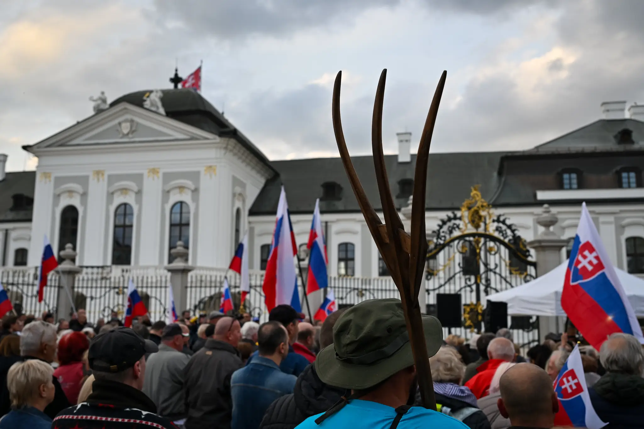 Účastníci verejného zhromaždenia na podporu Rudolfa Huliaka pred Prezidentským palácom.