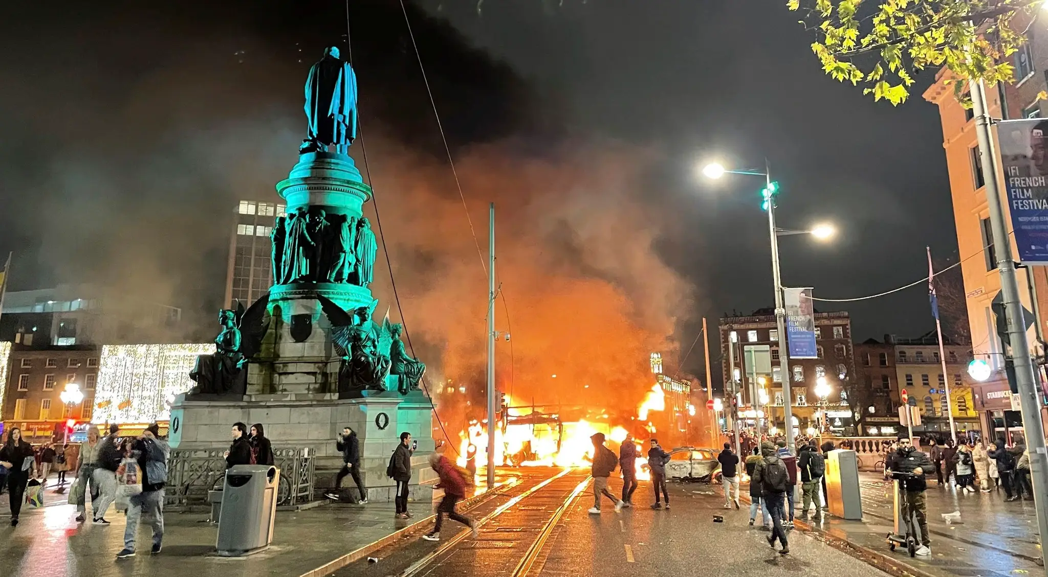 Požiar v centre Dublinu počas nepokojov.