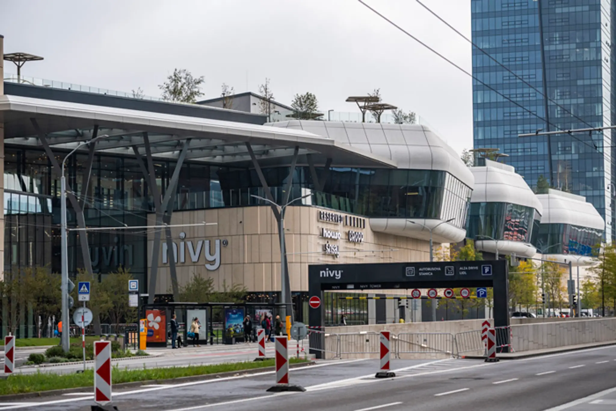 Vchod do novej bratislavskej Autobusovej stanice Nivy.