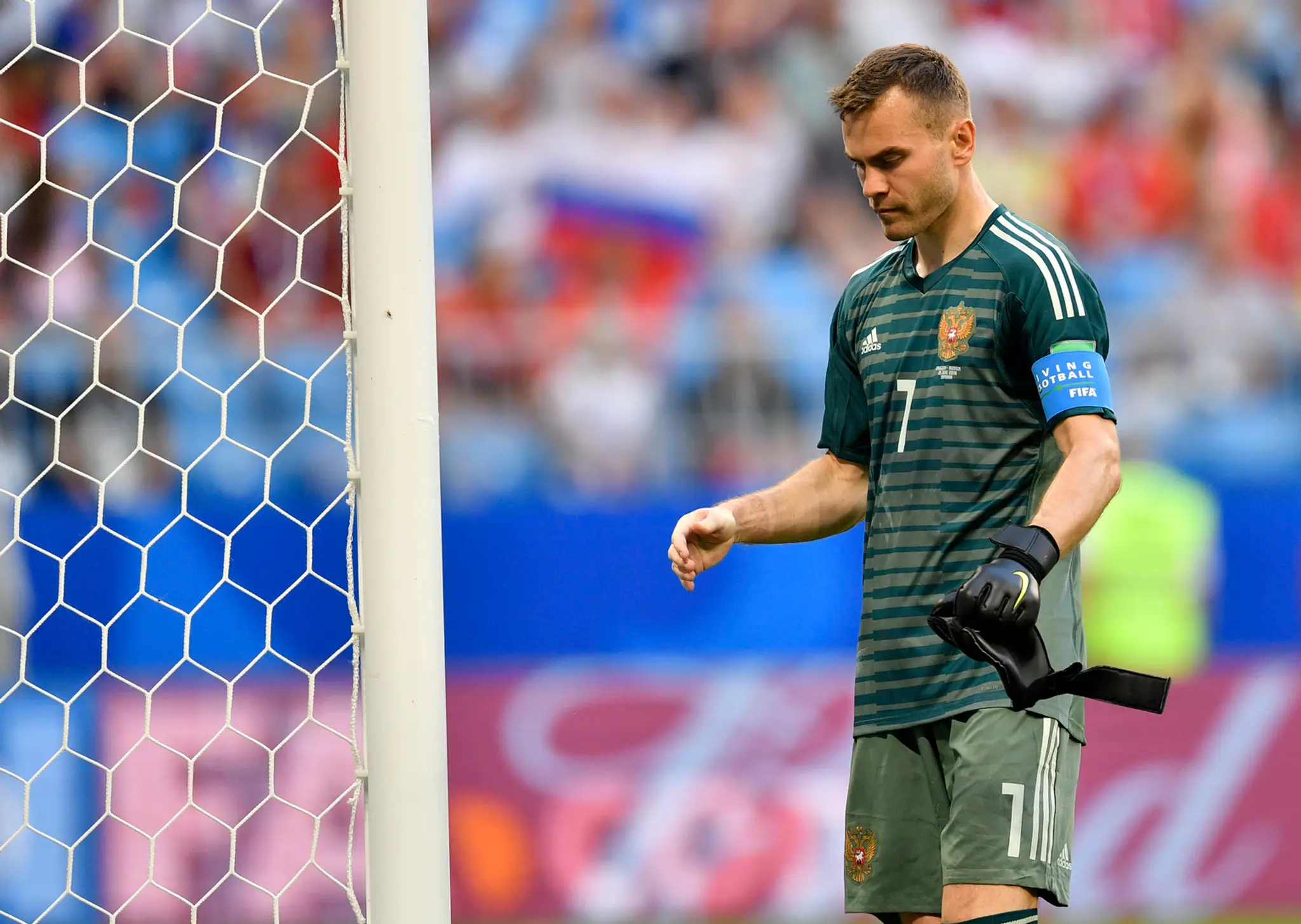 Sklamaný ruský brankár a kapitán Igor Akinfejev po prehre s Uruguajom na MS 2018.