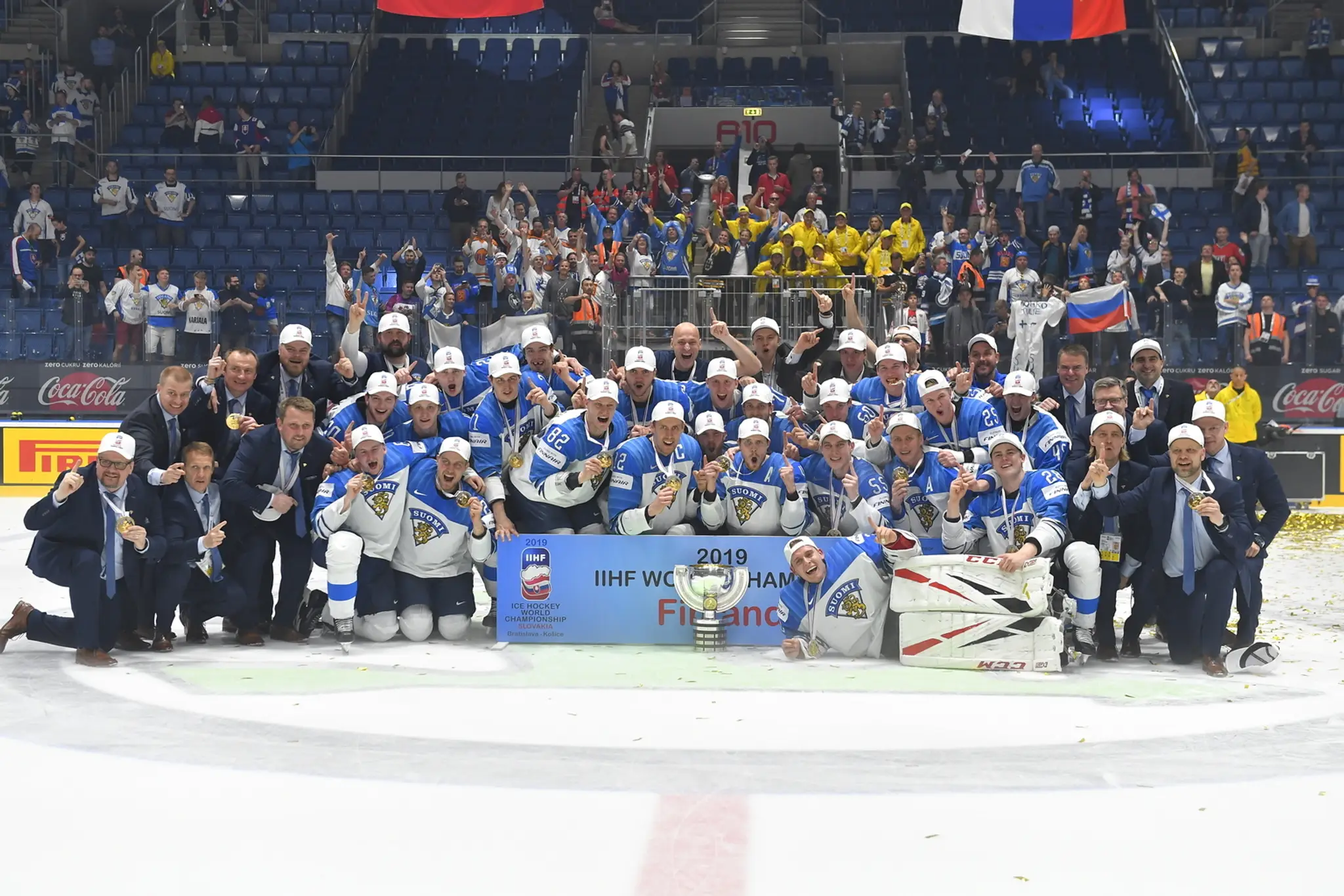 Fín Marko Anttila oslavuje titul majstra sveta po triumfe vo finále MS 2019 nad Kanadou.