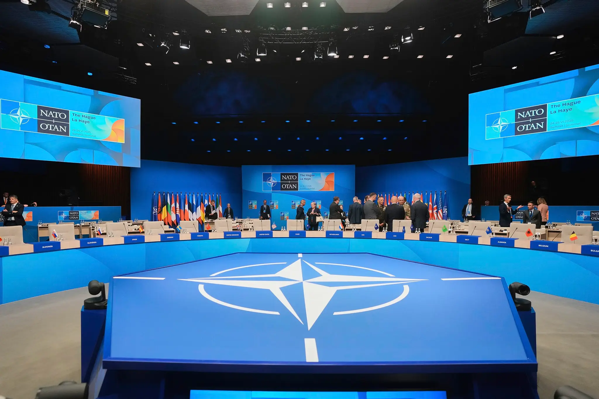 Lídri členských štátov NATO sa zišli na samite v Haagu. Dohodli sa na výdavkoch na obranu