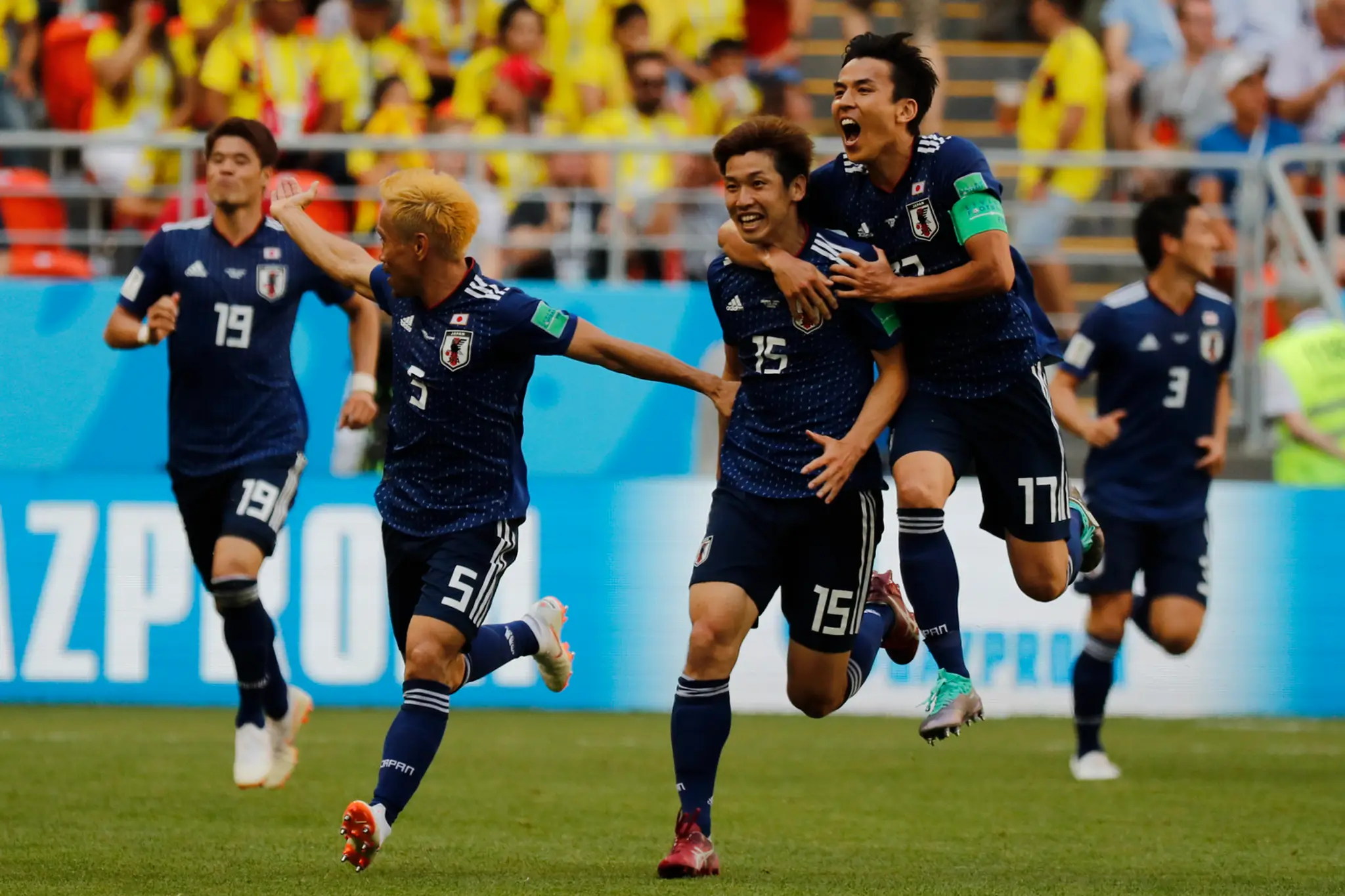 Juja Osako (v strede) oslavuje s japonskými spoluhráčmi gól na MS 2018 proti Kolumbii.