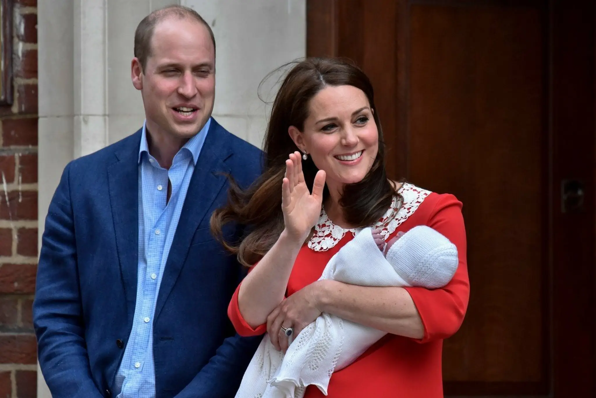 William s Kate ukázali svetu svoje tretie dieťa.