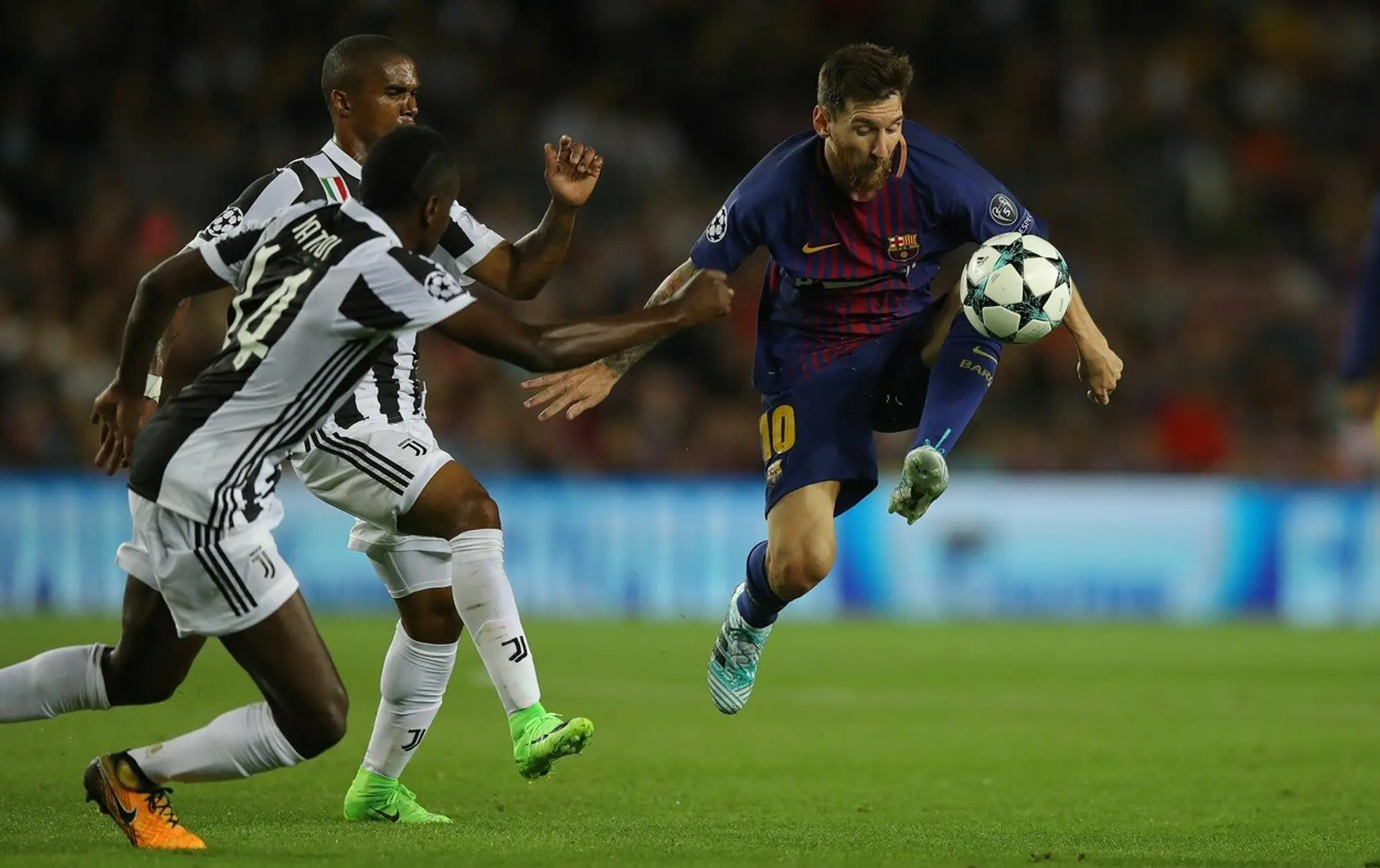 Lionel Messi uniká hráčom Juventusu.