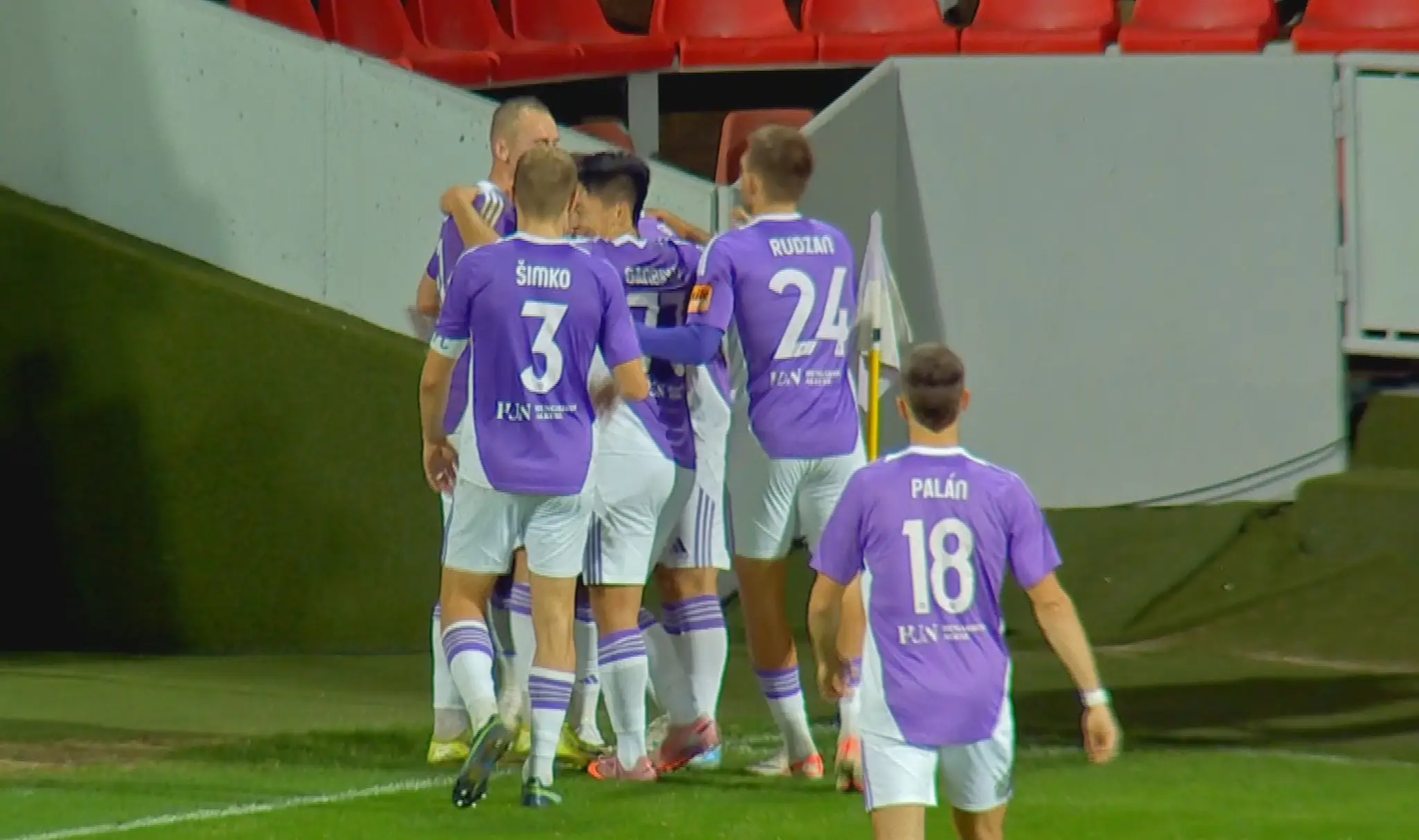 Hráči Komárna oslavujú gól proti Michalovciam.