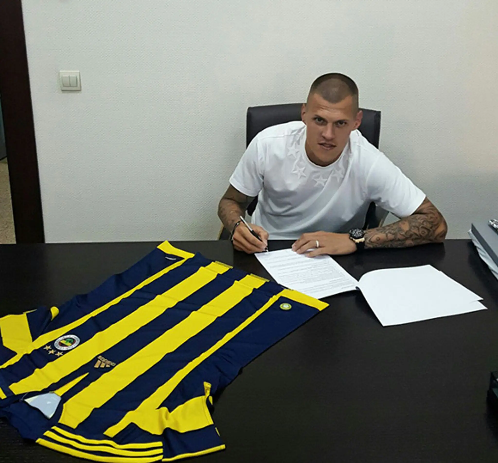 Martin Škrtel podpisuje zmluvu s Fenerbahce Istanbul.