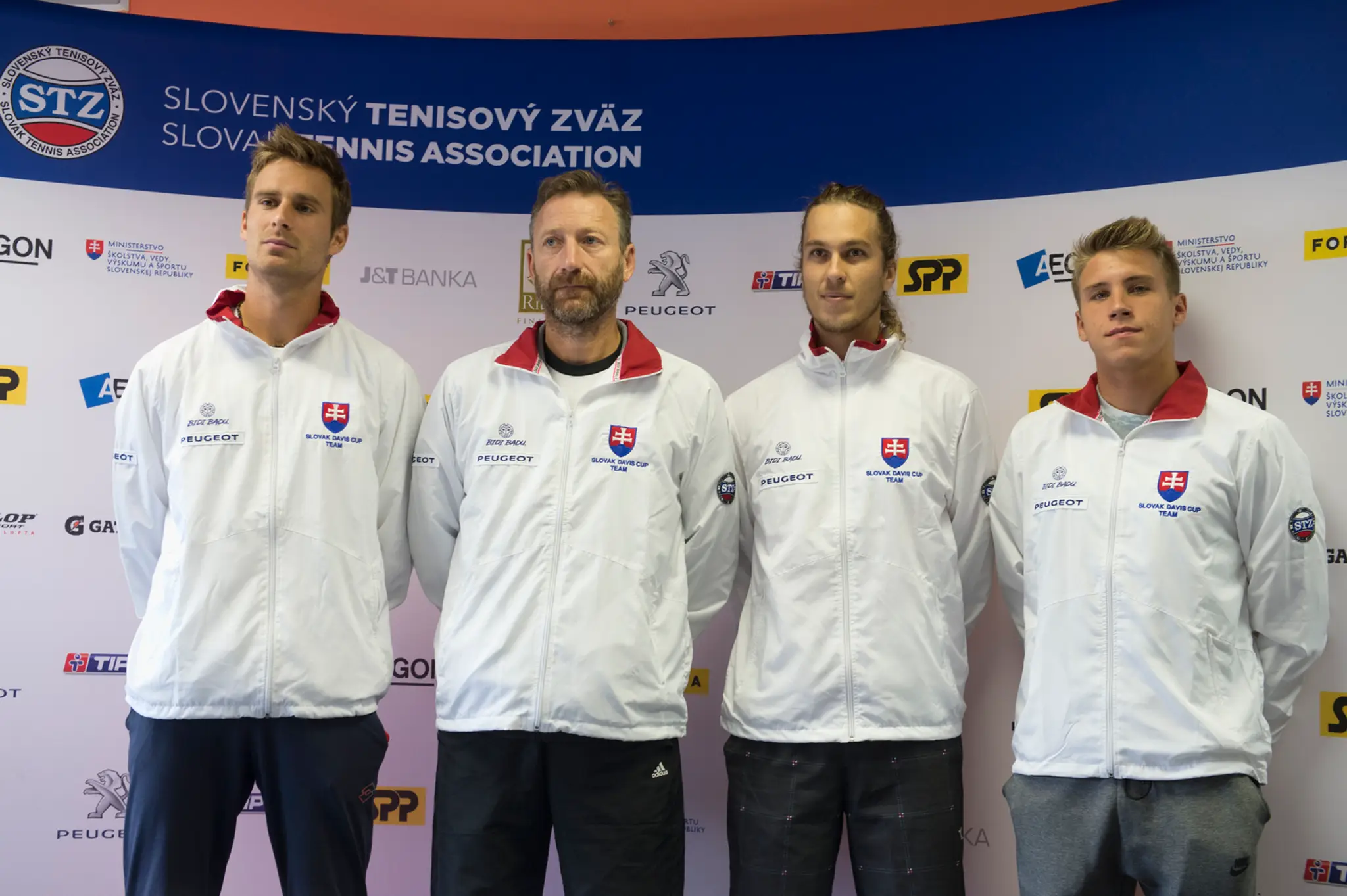 Na snímke zľava Norbert Gombos, nehrajúci kapitán daviscupového tímu Slovenska Miloš Mečíř, Lukáš Lacko a Alex Molčan.