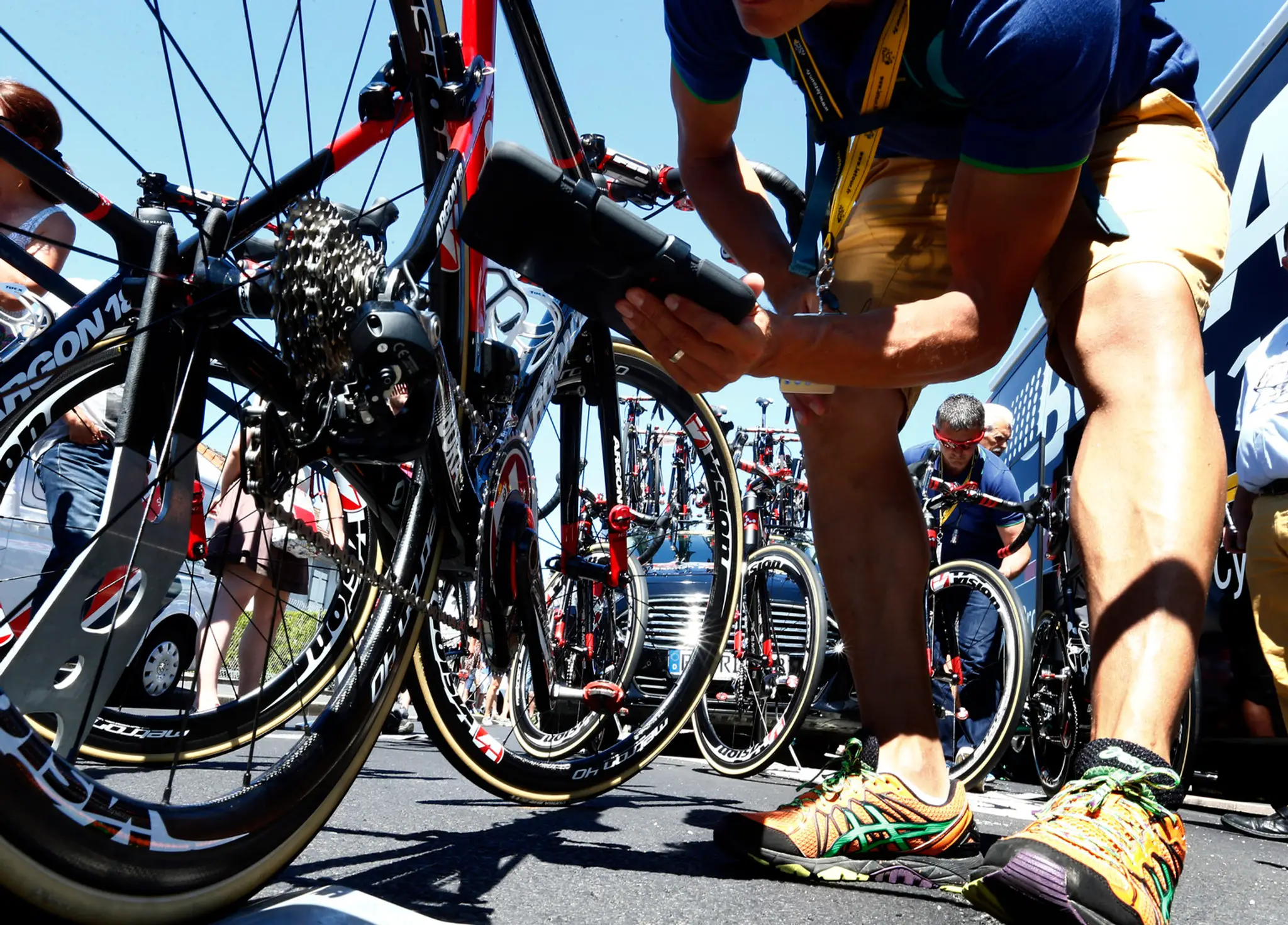 Komisár UCI testuje bicykel na mechanický doping.