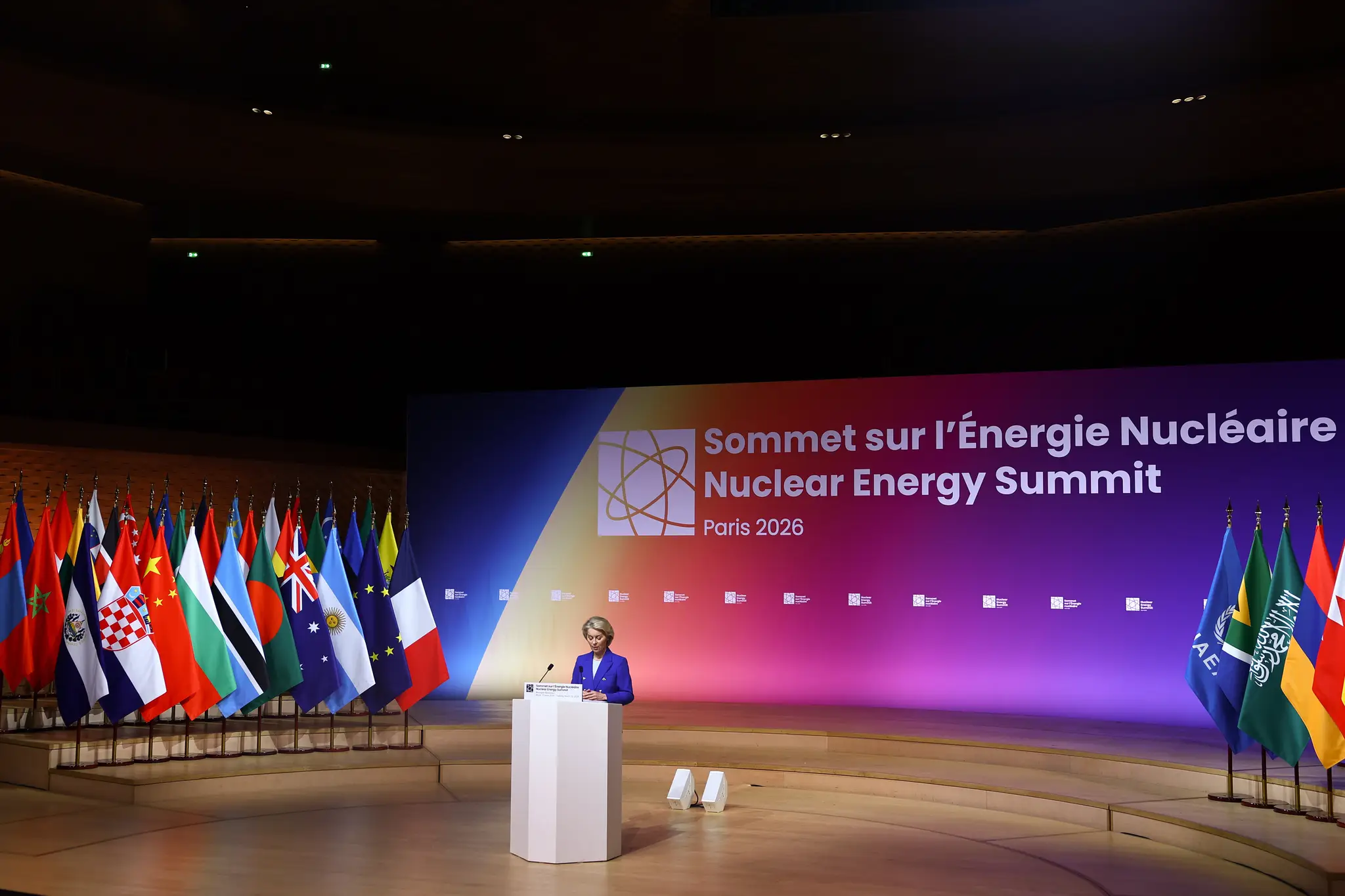 Predsedníčka Európskej komisie Ursula von der Leyenová rozpráva počas otvorenia druhého summitu o civilnej jadrovej energii v meste Boulogne-Billancourt.