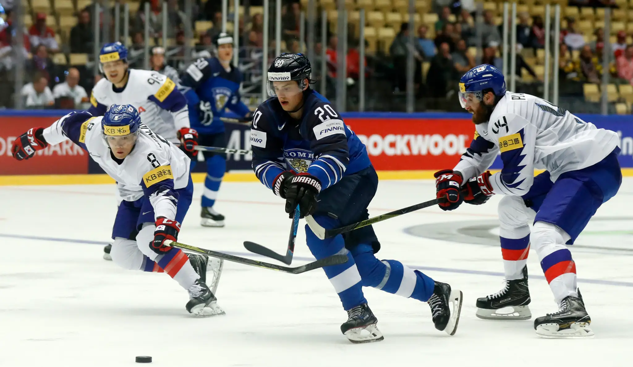 Fín Sebastian Aho sa prediera kórejskou obranou.