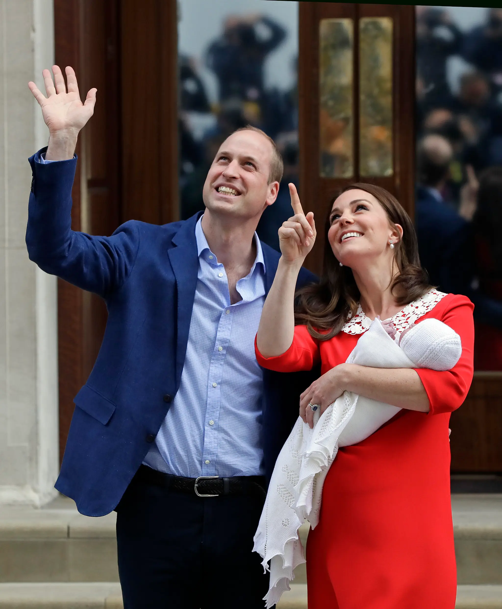Kate Middleton a princ William predstúpili pred dav v deň pôrodu druhého syna.