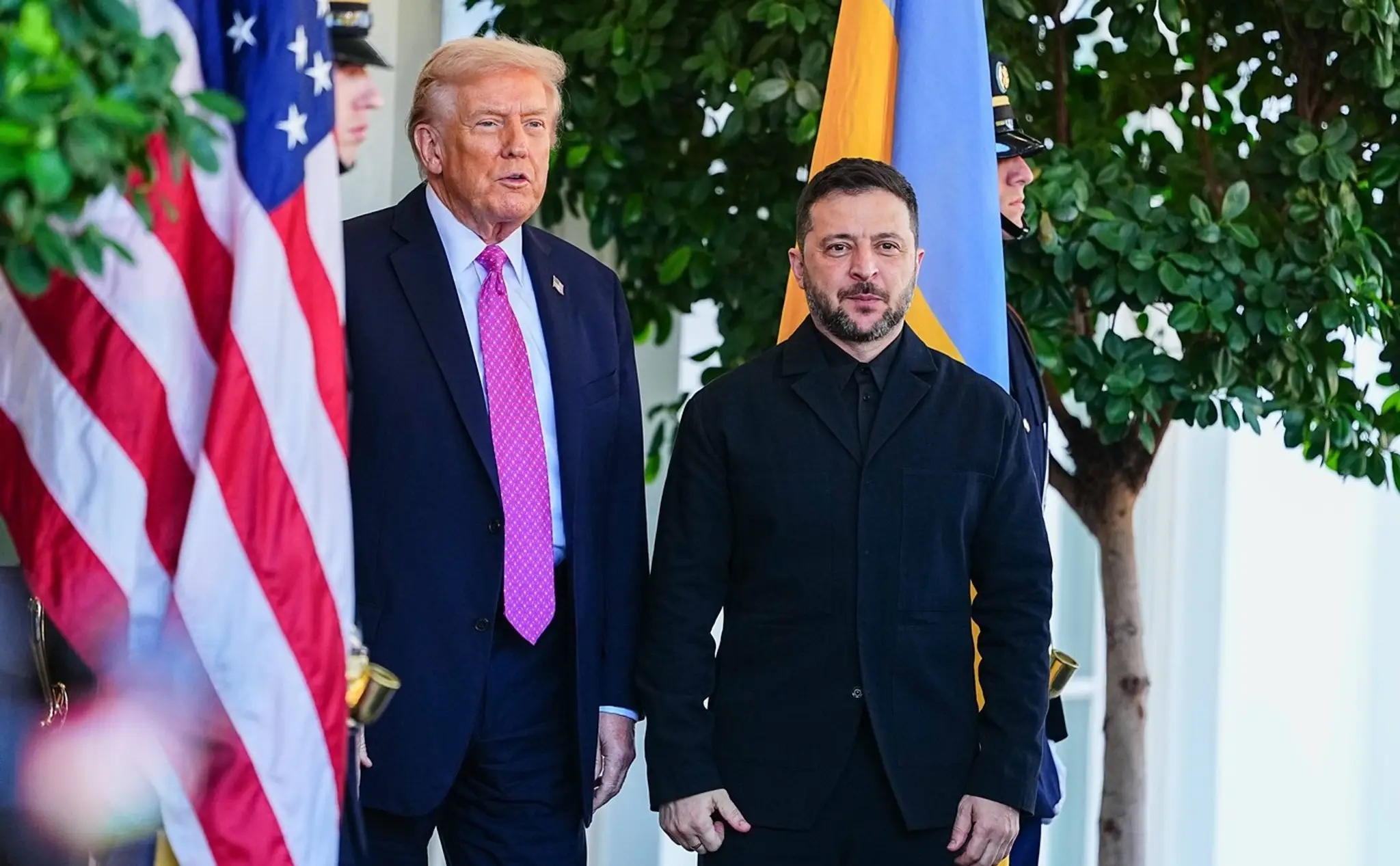 Donald Trump a Volodymyr Zelenskyj na nádvorí Bieleho domu.