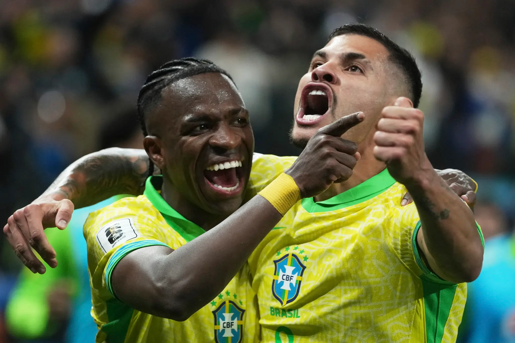 Brazílčania Vinicius Junior a Bruno Guimaraes oslavujú po góle.