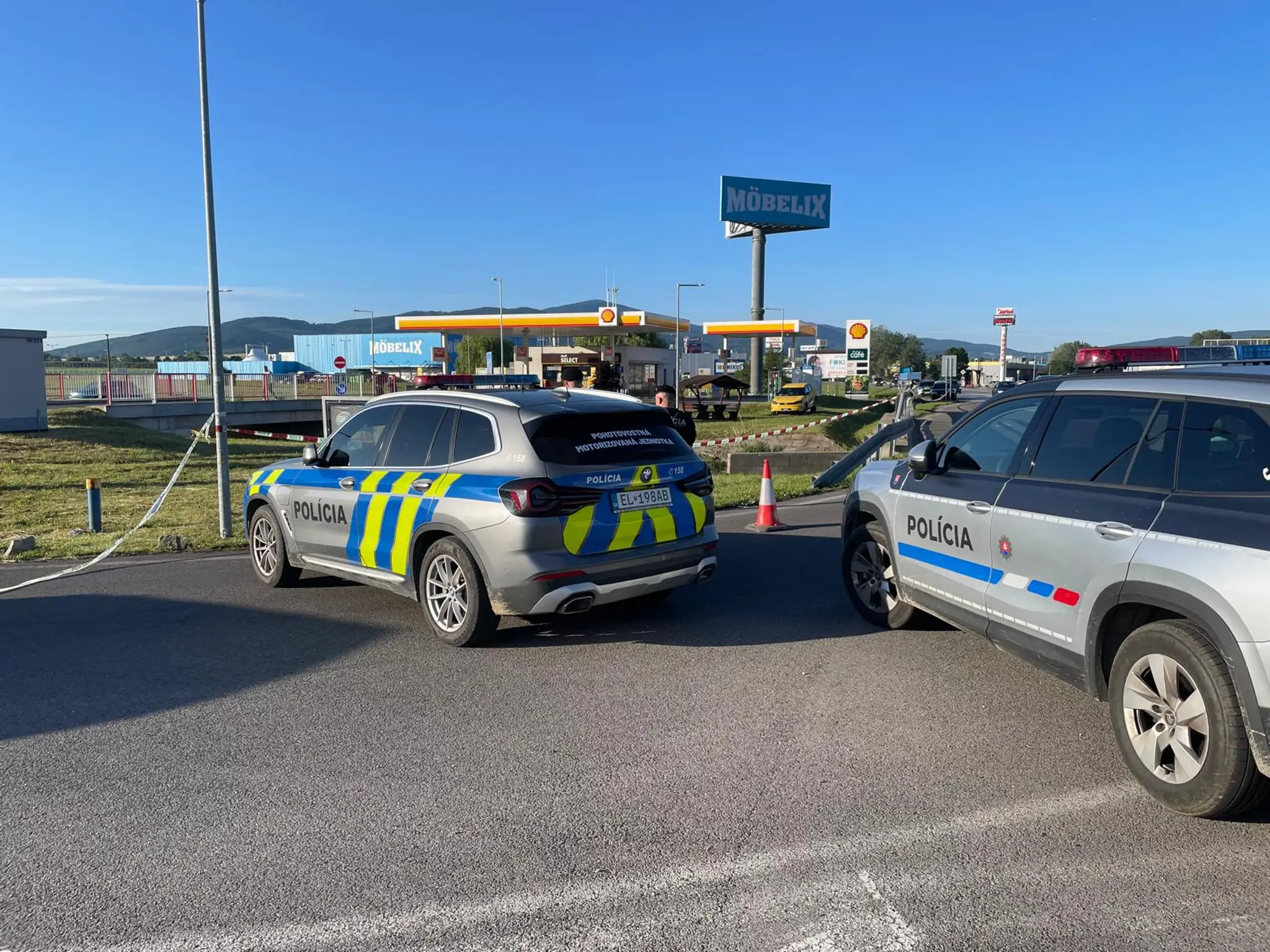 Zasahuje viacero policajných hliadok.
