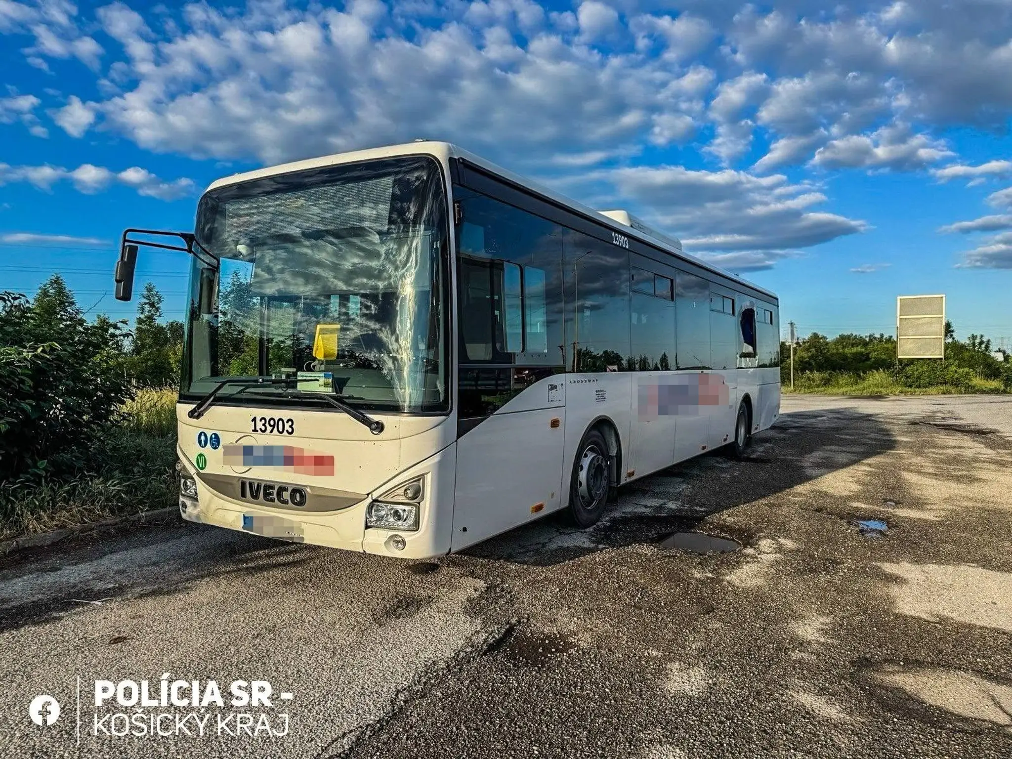 Stret autobusu a kamióna.