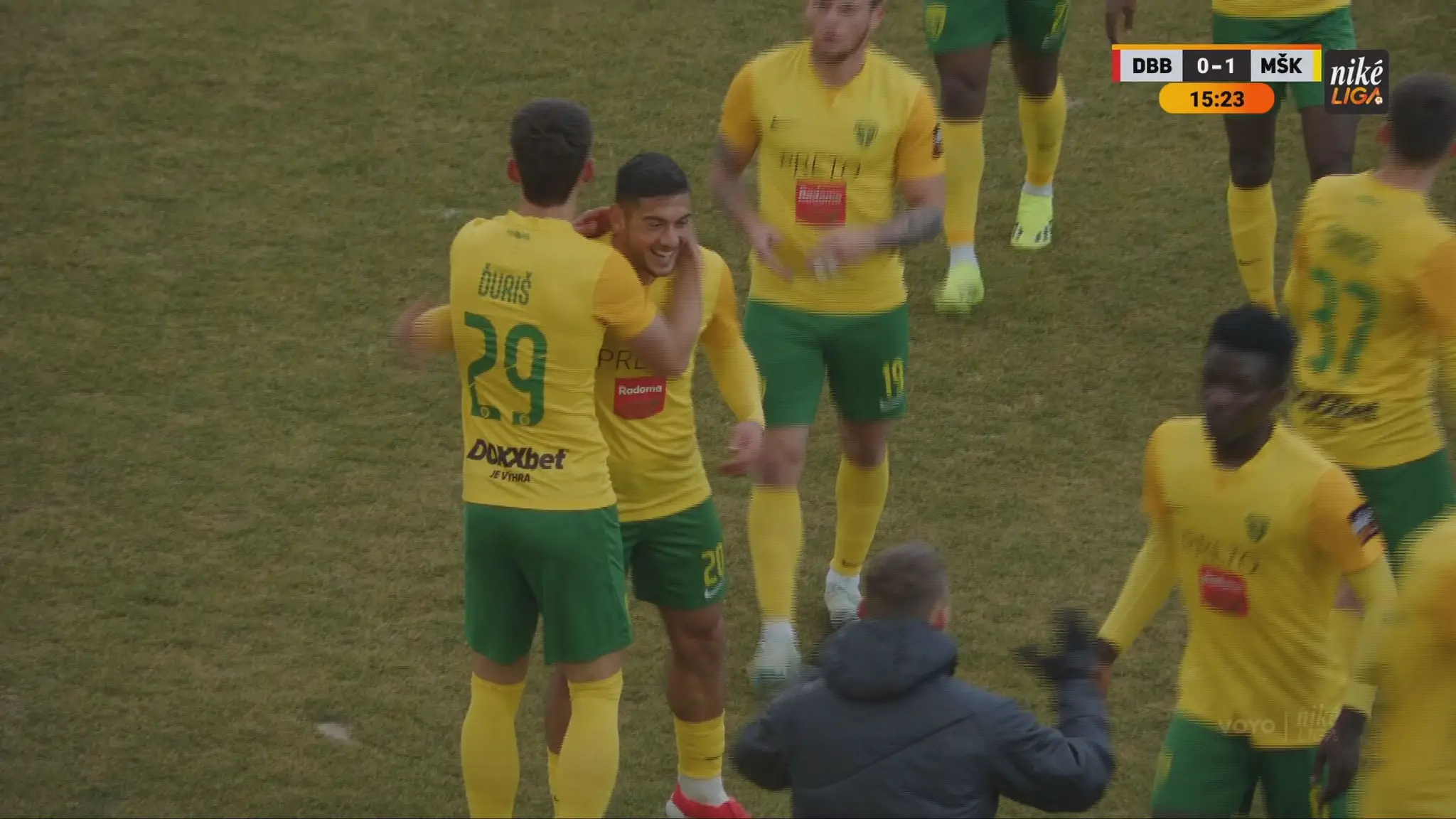 Futbalisti Žiliny sa tešia z gólu.