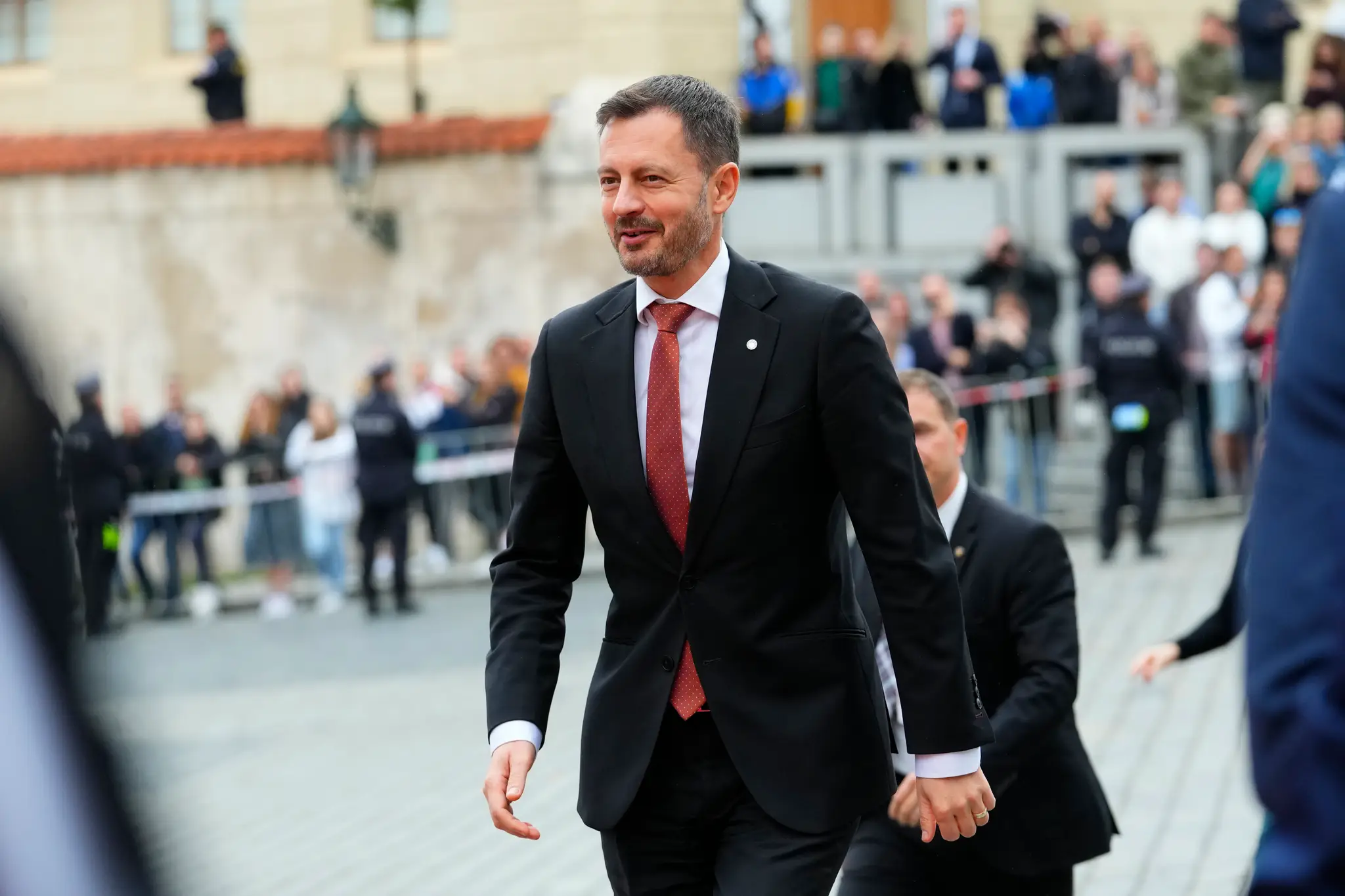 Eduard Heger prichádza na Pražský hrad pred začiatkom summitu Európskeho politického spoločenstva