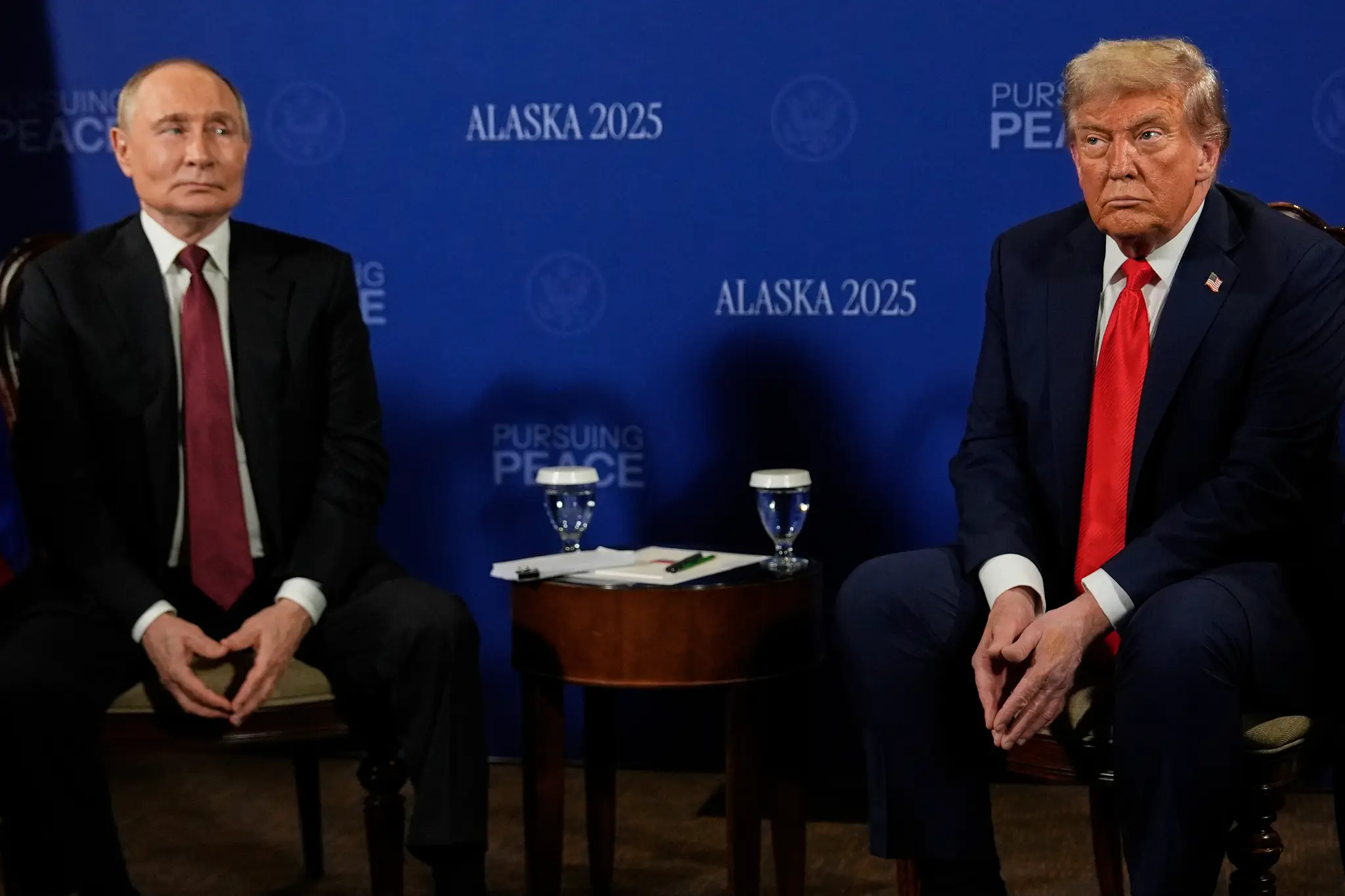Trump a Putin na Aljaške pred novinármi 