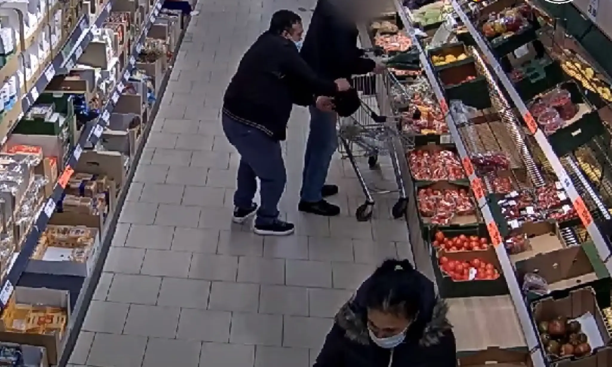 Bezpečnostná kamera zachytila zlodeja v akcii.