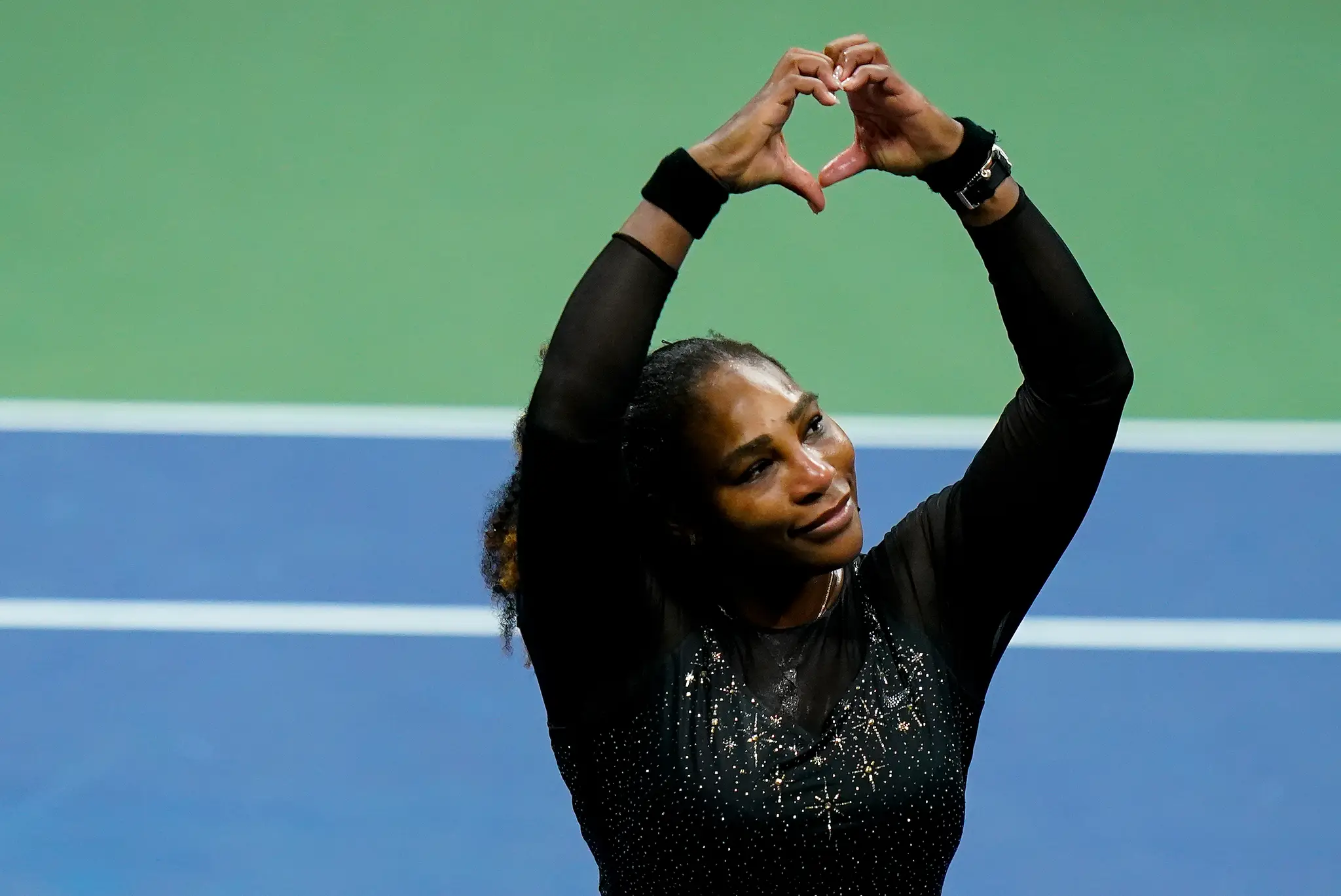 Serena Williamsová prehrala s Aljou Tomljanovičovou po trojhodinovej bitke 5:7, 7:6 (4) a 1:6.