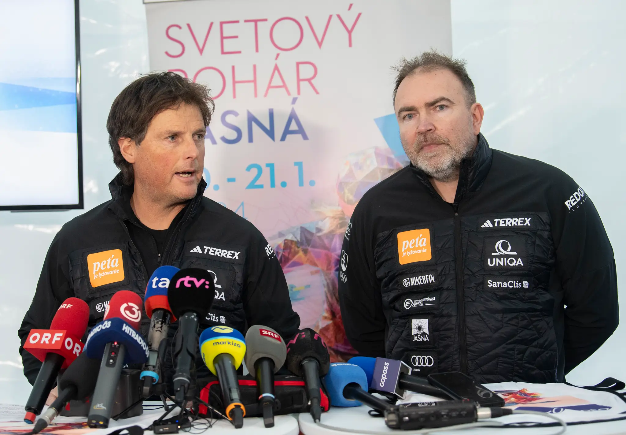 Na snímke tréner slovenskej lyžiarky Petry Vlhovej Mauro Pini (vľavo) a manažér  Richard Galovič.