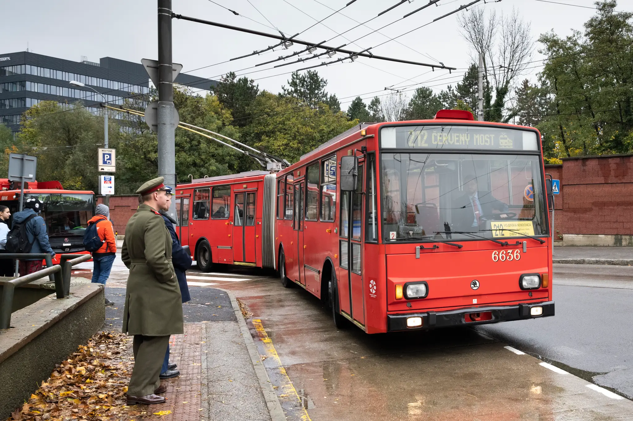 Bratislava sa rozlúčila s hranatými trolejbusmi