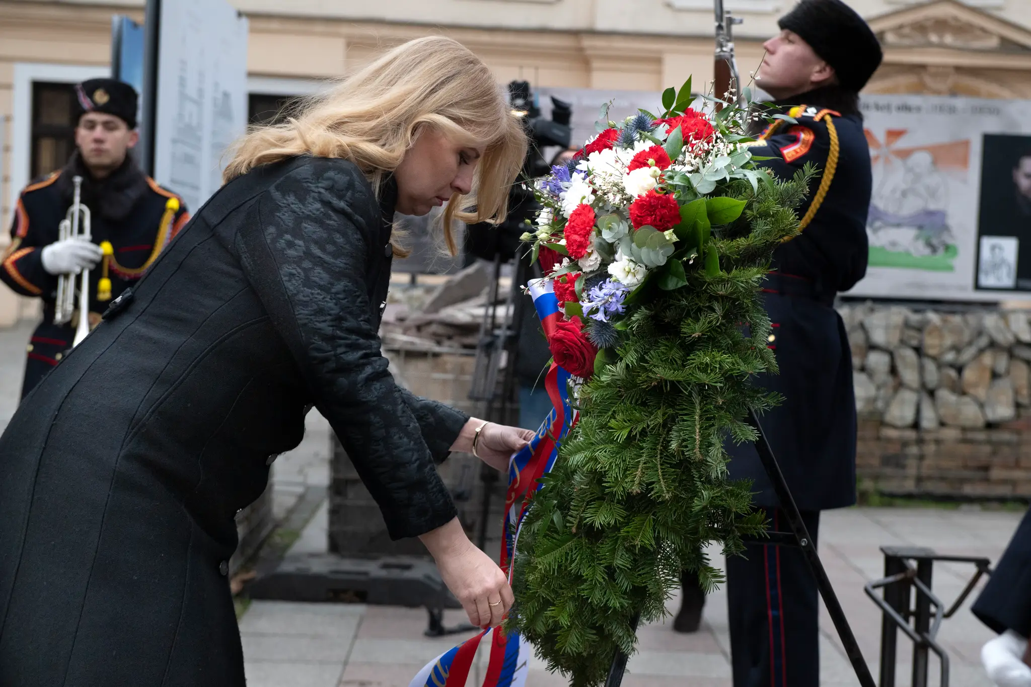 Prezidentka Zuzana Čaputová kladie veniec k Pamätníku holokaustu pri príležitosti Medzinárodného dňa pamiatky obetí holokaustu na Rybnom námestí v Bratislave.