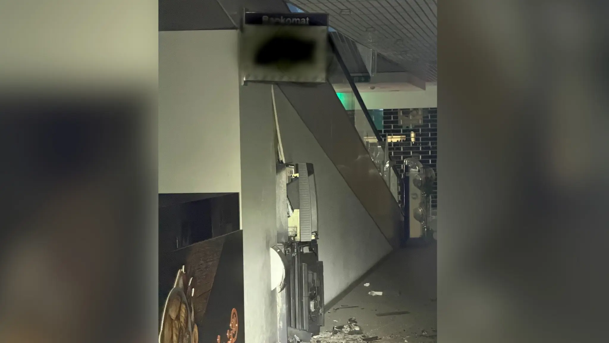 Poškodený bankomat v obchodnom centre v Dúbravke