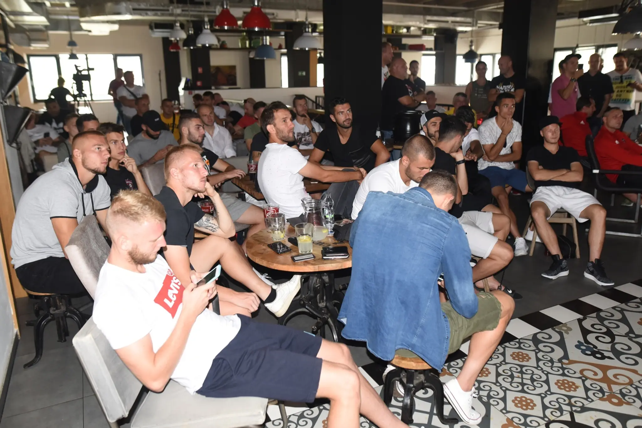 Na snímke hráči Spartaka Trnava sledujú žreb skupinovej fázy Európskej ligy.