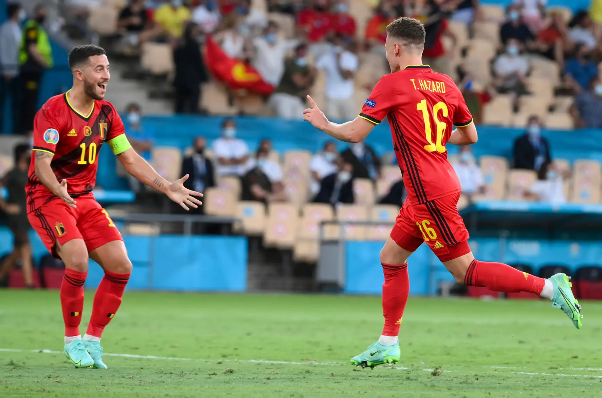 Belgický futbalista Thorgan Hazard (vpravo) sa teší z gólu