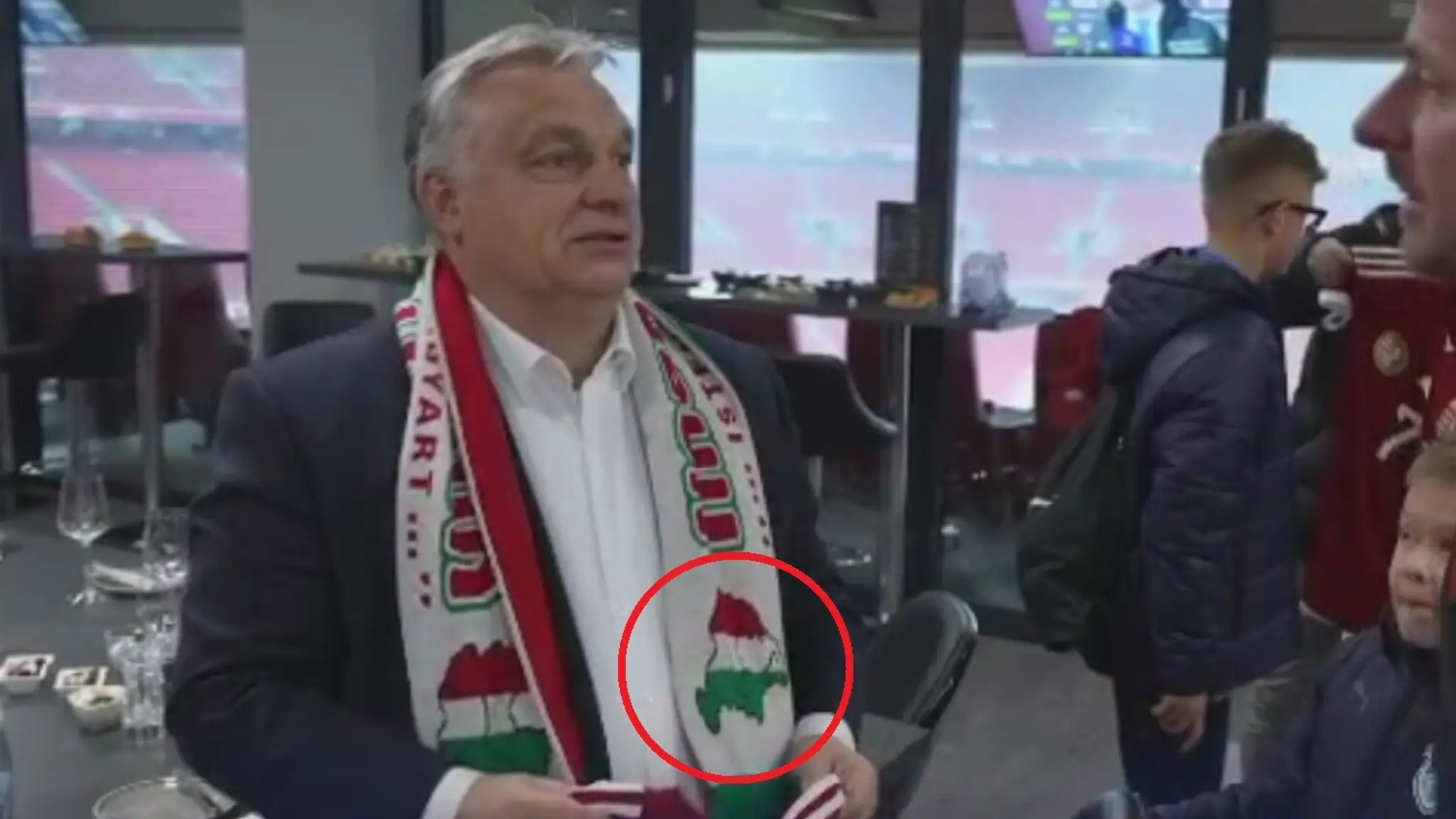 Viktor Orbán futbalový šál