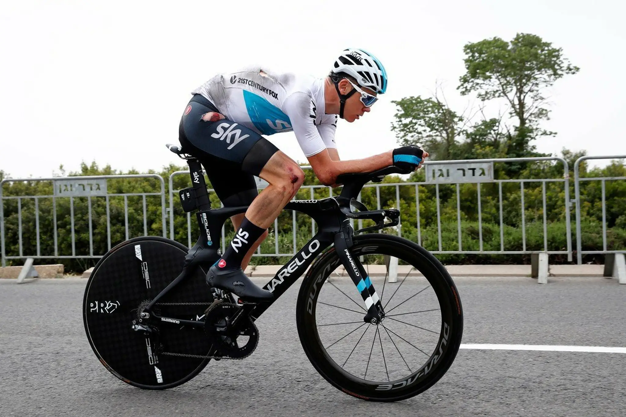 Chris Froome s odretým bokom po páde počas úvodnej časovky na Gire.