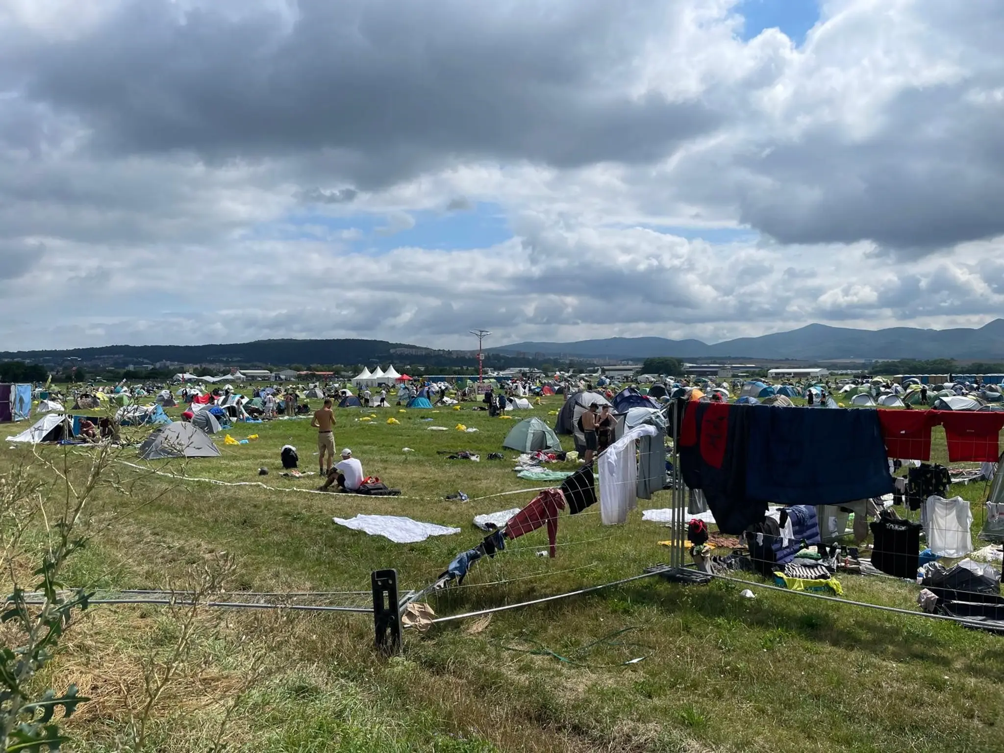 Festivalom Pohoda sa prehnala silná búrka.