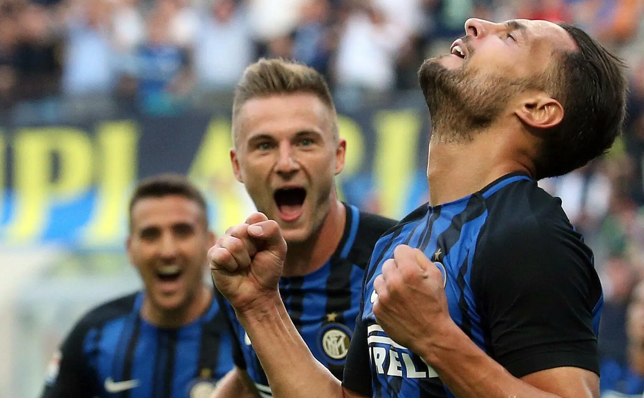 Danilo D'Ambrosio oslavuje s Milanom Škriniarom.