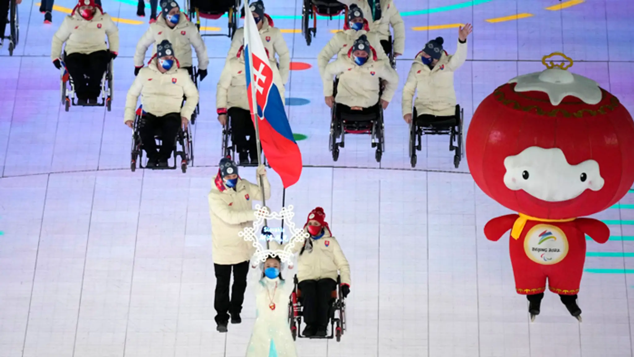 Vlajkonosiči lyžiar Miroslav Haraus a curlerka Monika Kunkelová na otvorení paralympijských hier v Pekingu.
