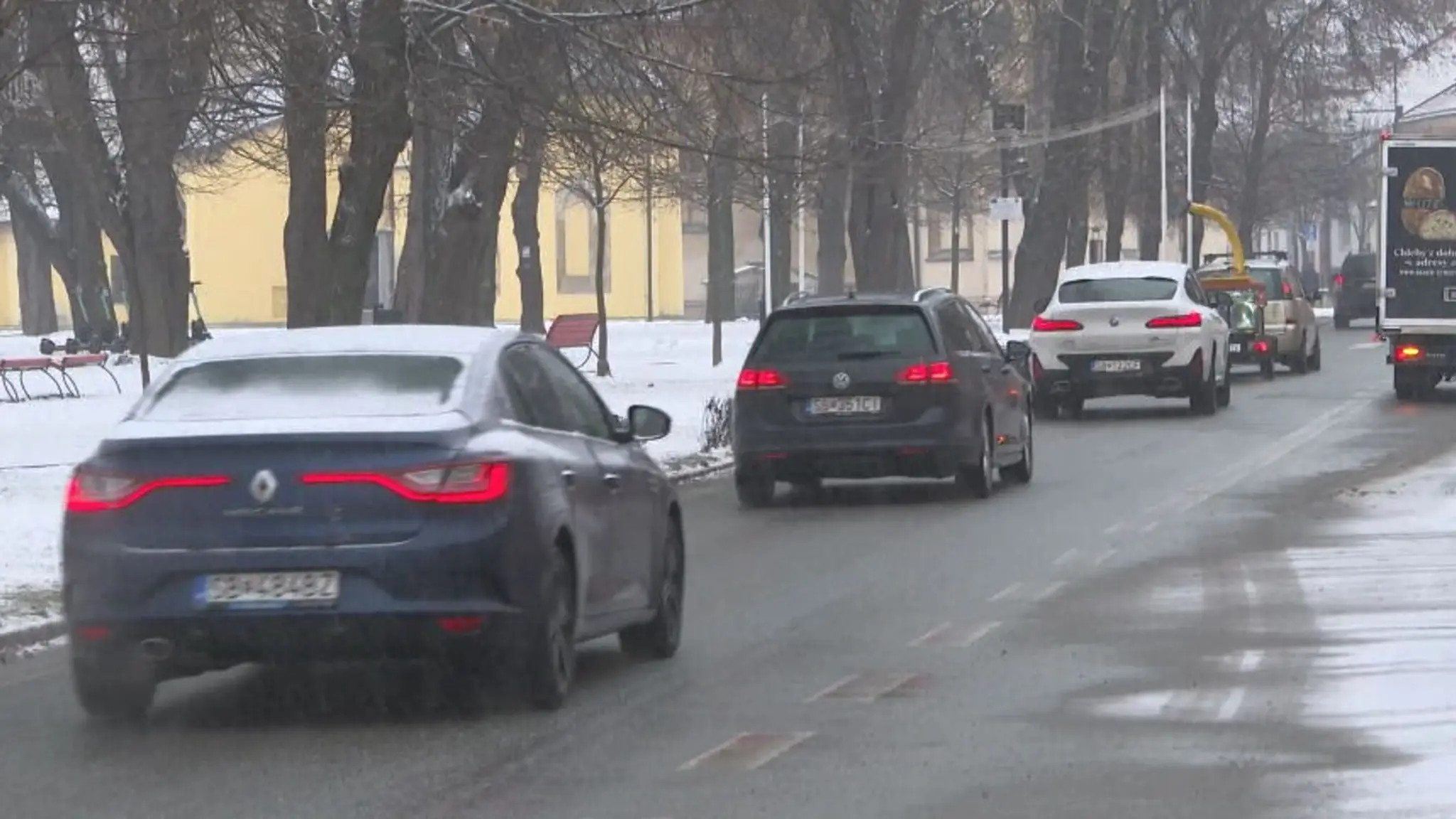 Hlavný ťah v centre Sabinova smerom na Prešov je denne plný áut. 