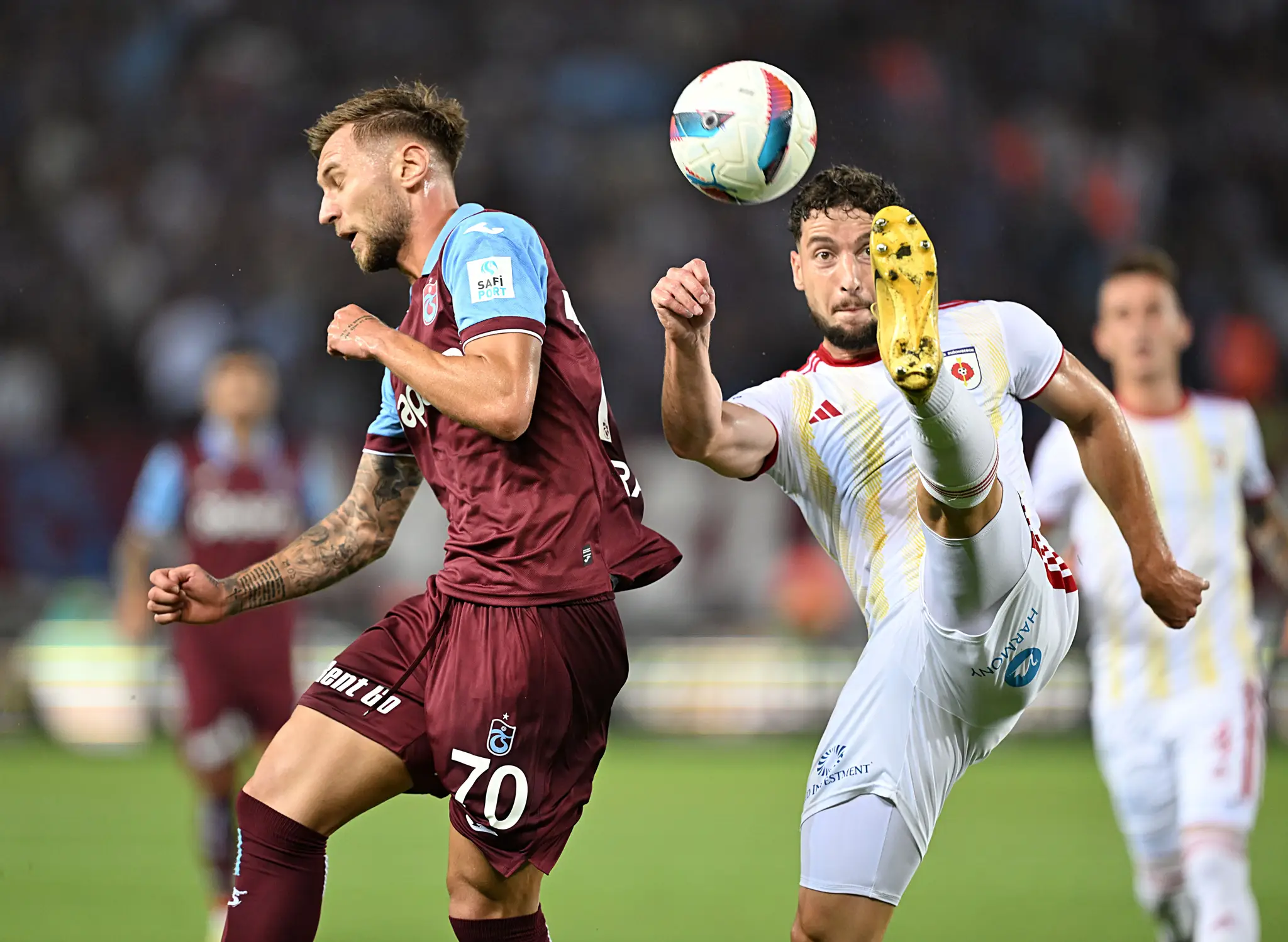 Hráč Trabzonsporu Denis Dragus (vľavo) v súboji s Alexandrom Mojžišom (Ružomberok)